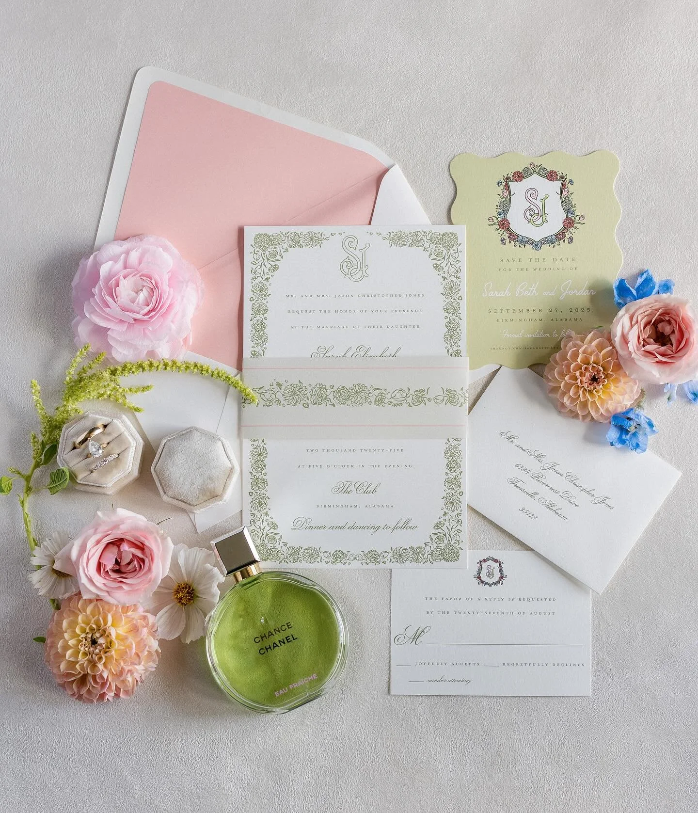 Sarah Beth&rsquo;s custom crest featuring her sweet pup, Sully, was so perfect we just had to use it all throughout her wedding design&mdash; from the stationery to the dance floor to the bar signage! 🩷

Planning &amp; Design: @lauryne.weddings 
Sta