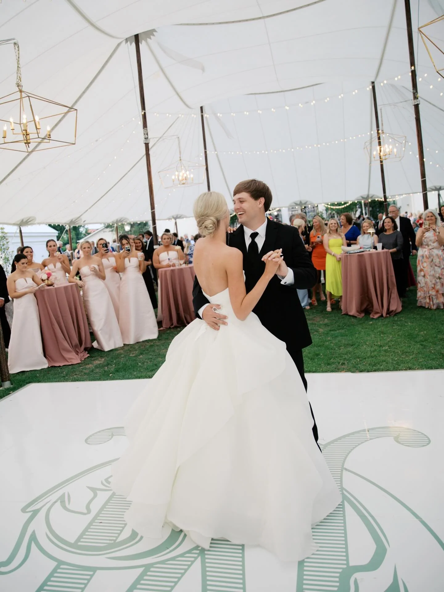 your first dance under a sailcloth tent, stunning custom dance floor, perfect pops of pink, surrounded by all your friends &amp; family &mdash; what could be better? 🕊️

#lauryneweddings #alabamaweddings #southernwedding #southernbride #southernwedd