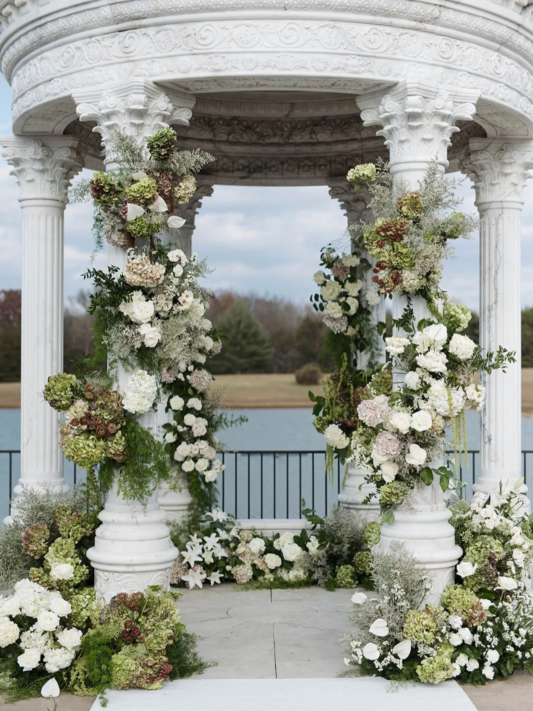 a ceremony designed to take your breath away🕊️

Planning &amp; Design: @lauryne.weddings 
Photography: @bystephanievelez 
Florals: @oldfrond 
Video: @lucycamrynfilms 
Content Creator: @itschampagnesocial 
Venue: @theconservatoryblackberryridge 
Dres