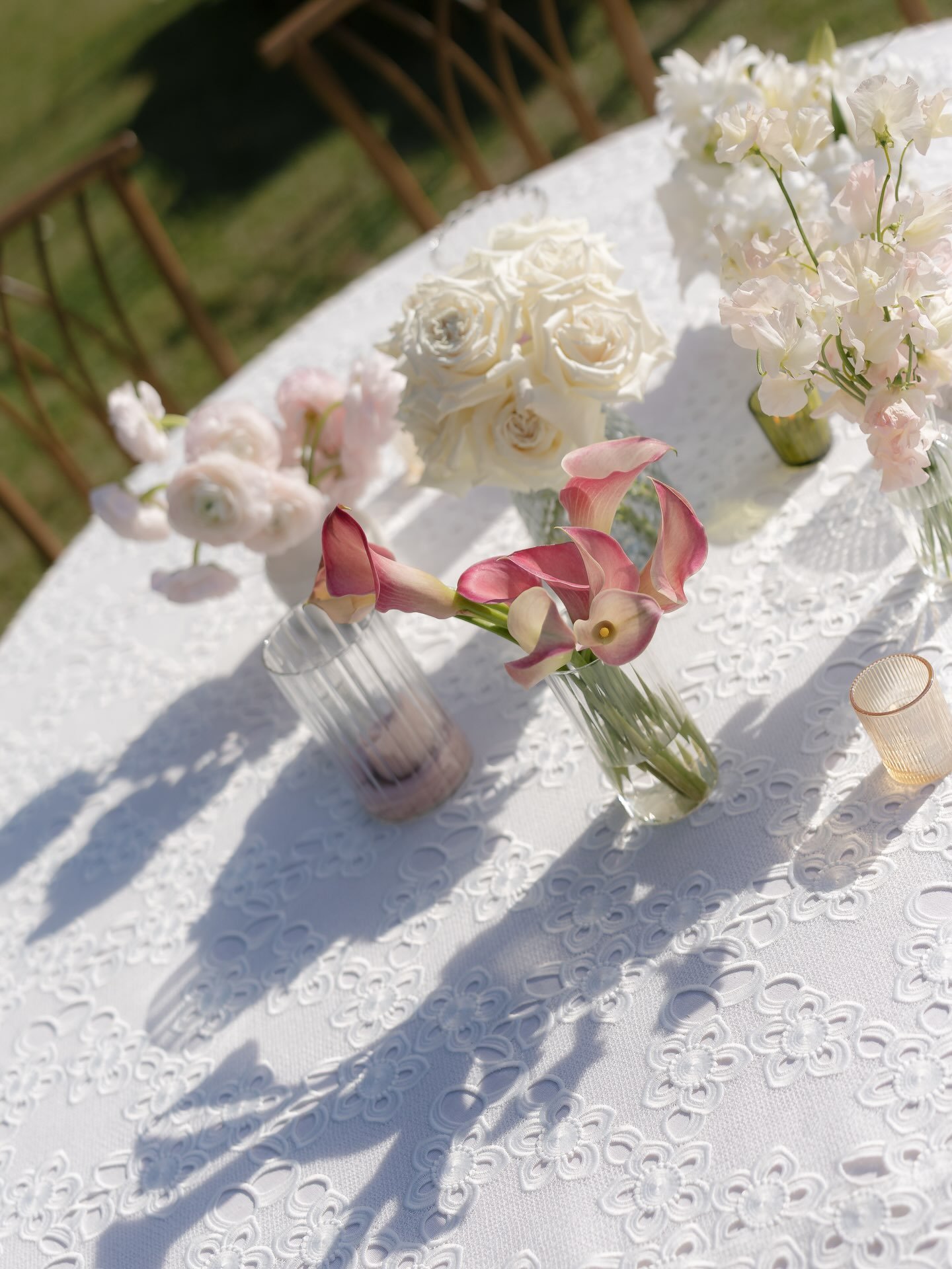 golden hour, al fresco dining, &amp; a touch of coastal, low-country charm ✨What a dreamy setting to gather &amp; celebrate Abby &amp; Grant! 

Planning &amp; Design: @lauryne.weddings 
Photo &amp; Video: @ericandjamiephoto 
Content Creation: @itscha