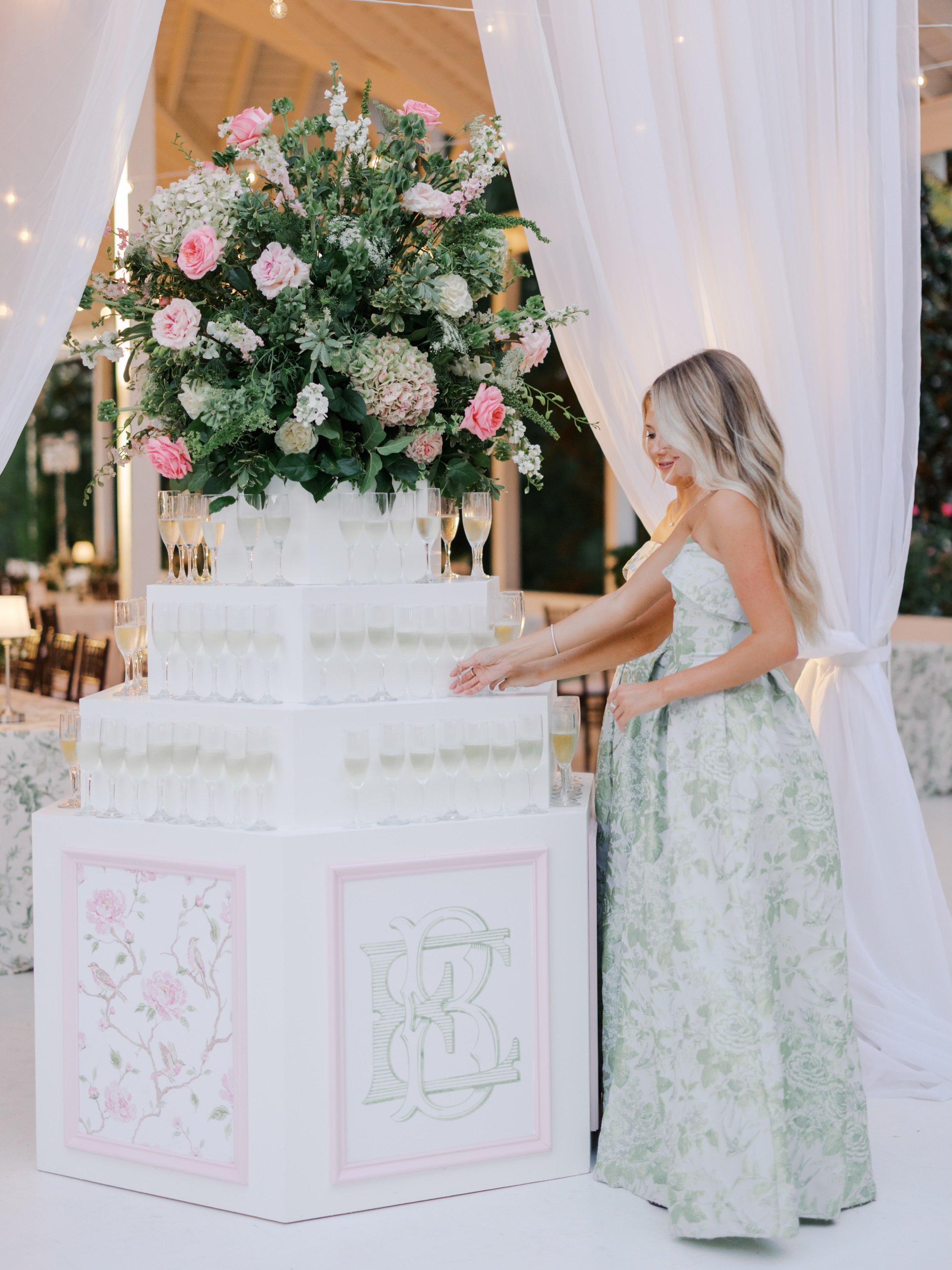 a little champagne welcome to start the celebration!🥂

#wedding #weddinginspiration #weddingplanners #reception #weddingdesign