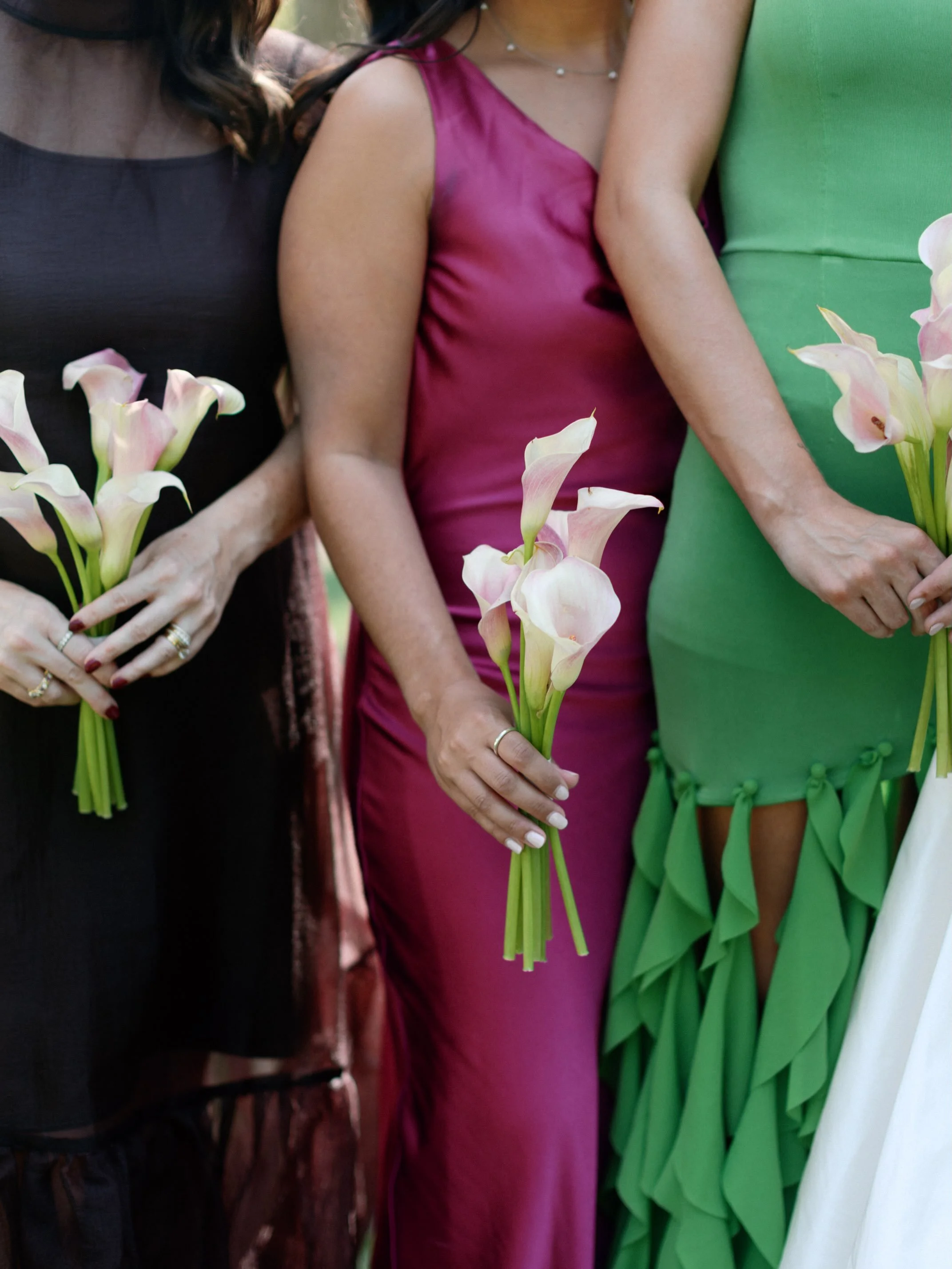 Espresso browns, shades of green, and berry pinks. Rich fall tones, thoughtfully mixed and softened by the prettiest blush calla lilies and a textured mauve bridal bouquet. A fall palette we simply can&rsquo;t get enough of.🤎

#fallwedding #weddingi