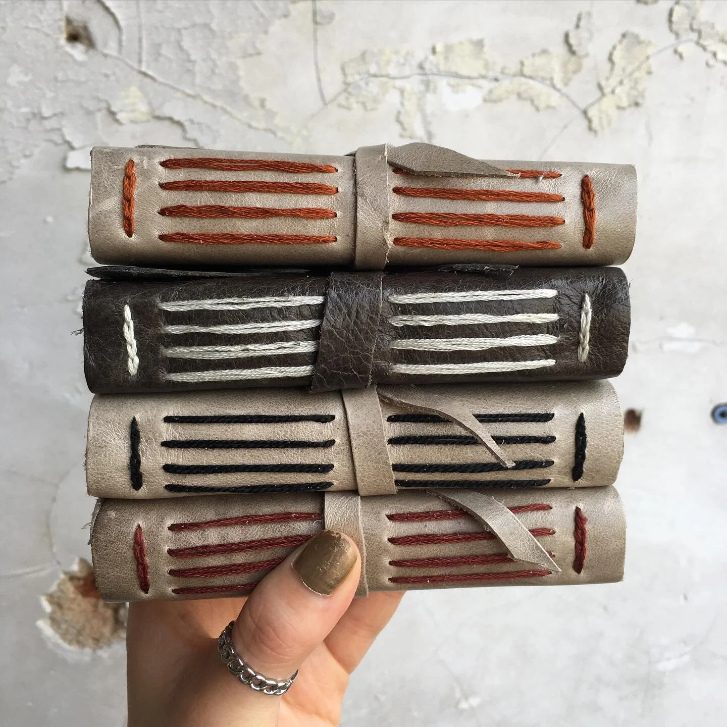 Starting off this drop with some leather babies 😍
A classic leather journal is the perfect gift for anyone. AmIRightOrAmiRight? Even better when the leather is up-cycled! Love being able to use materials that would else wise be in the trash.
.
.
Lon