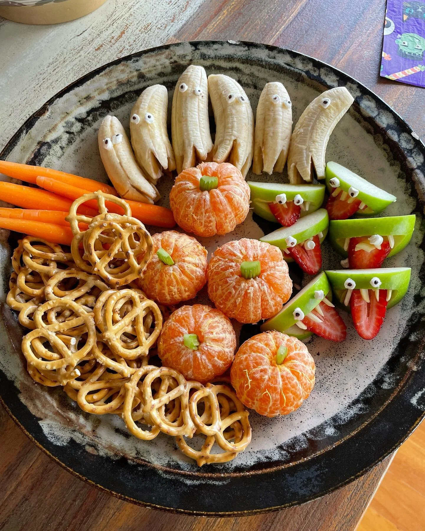 Ah would you look at the spooky snacks? My very talented friend made them, I can&rsquo;t take any credit I can&rsquo;t stop looking at the ghosty bananas