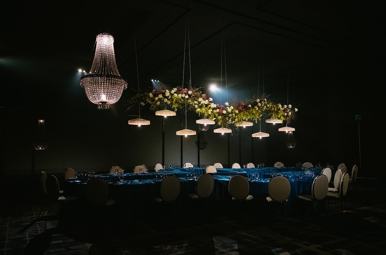 anavo-events-dramatic-evening-dining-floral-lighting-installation.jpg