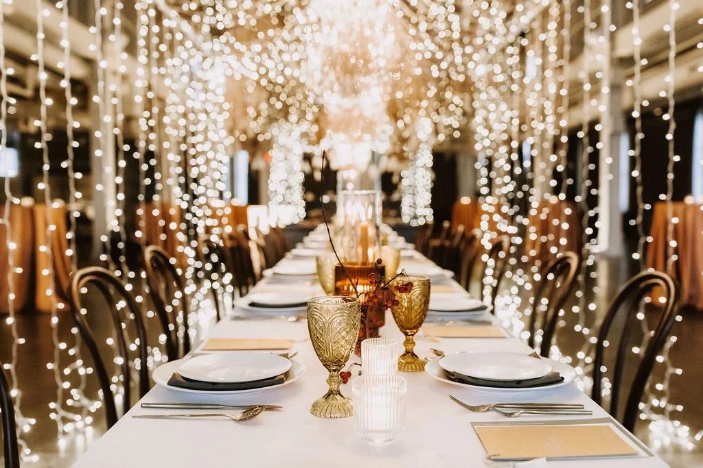 anavo-events-candlelit-dinner-table-twinkling-lights.jpg