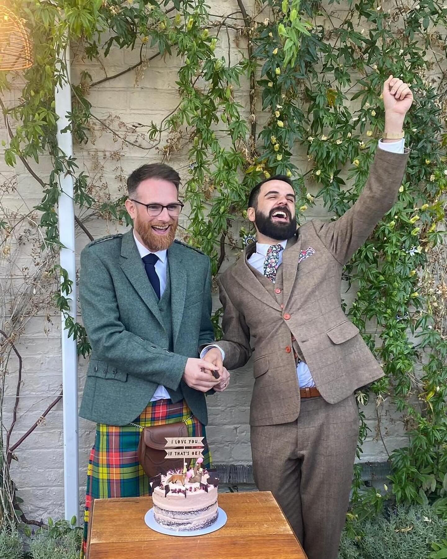 I am so pleased to finally be sharing these stunning images of Euan &amp; Mari&ntilde;o&rsquo;s day back in June last year!
.
We had a glorious sunshine-y day pouring Spanish cider, laughing and celebrating their love.
Cannot wait for these good weat