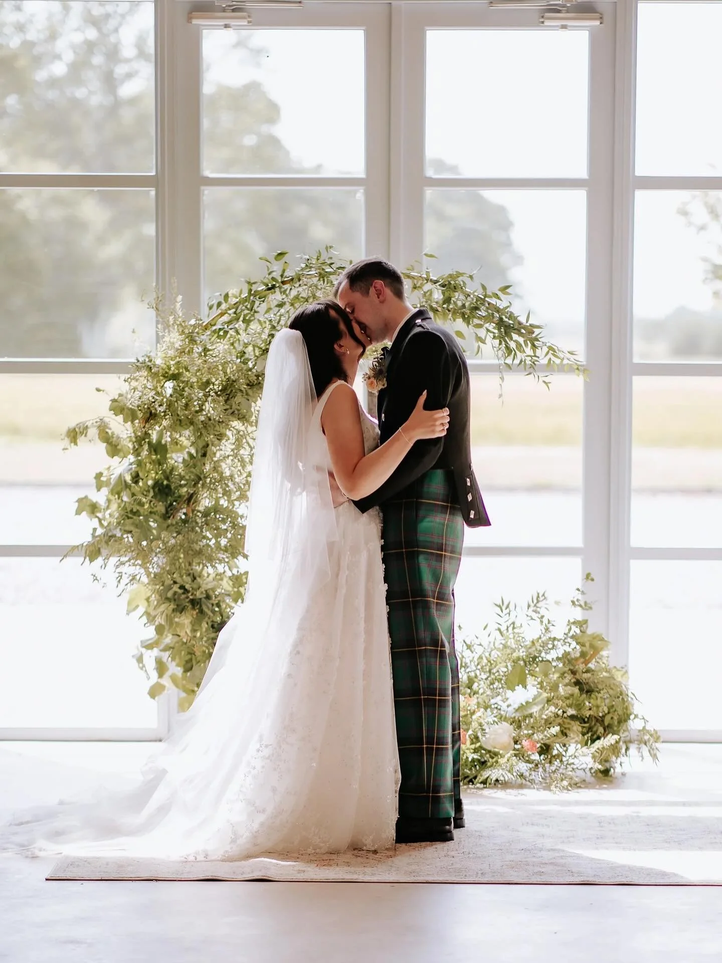 More loveliness, as I share these beautiful snaps from @lourobphoto of Ciara &amp; Chris&rsquo; day back in July at the super lovely @rossie_on_the_earn 😍
.
Just look at all the gorgeous detail from @inspiredweddingsuk especially the moon arch on th