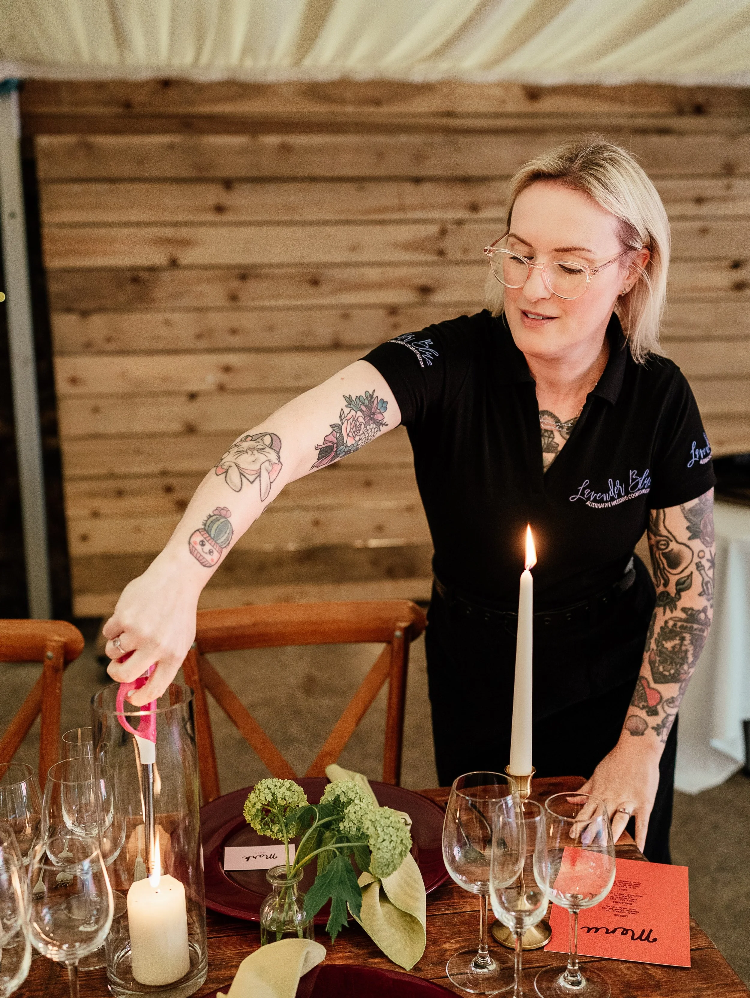 HIYA 🙋🏼&zwj;♀️
.
I&rsquo;ve not been on here in a while, sorry pals!
I&rsquo;ve been suuuuuper busy working on this season&rsquo;s amazing weddings and social media took a back seat.
.
But @joystoryphoto sent me these ace pics of me doing my thing 