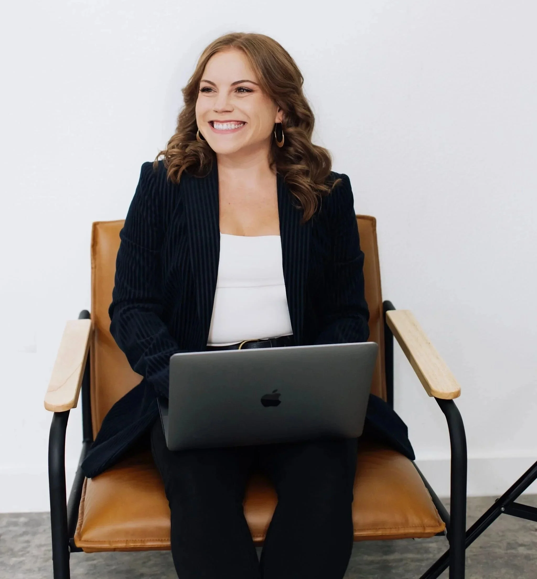 Personal finance coach helping client create a monthly budget