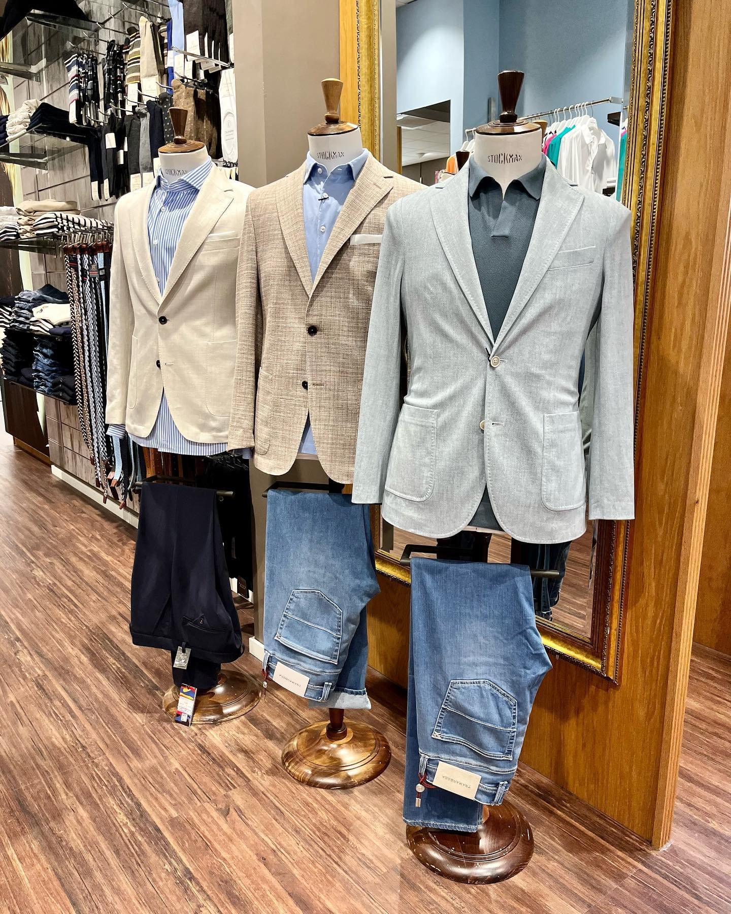 New Day, New Suit! Met een colbert kun je eindeloos combineren. Van polo tot shirt en pantalon tot jeans. 

#suitup #newcollection #brothersmode #zeist #newdaynewsuit #utrechtseheuvelrug #ss24 #asuitisyourbestcompanion #herenmode
