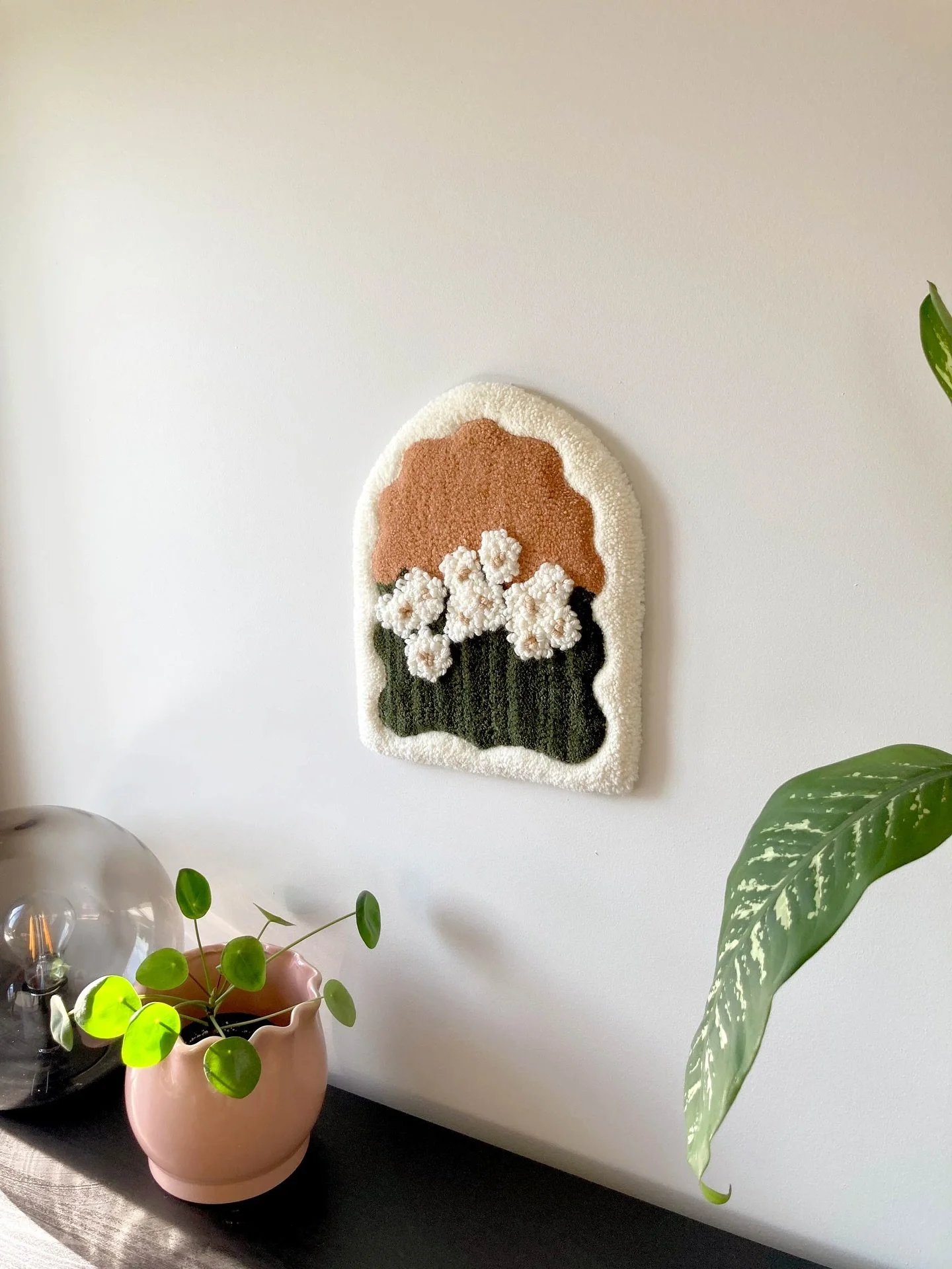 Explorations florales sur ciel orang&eacute;, disponible d&egrave;s demain &agrave; la Foire Brassicole du Quartier Saint-Sauveur. C&rsquo;est un rendez-vous de 13h &agrave; 18h! ☀️🍻

#faitauquebec #quebecoriginal #tufting #wallhanging #cottagedecor