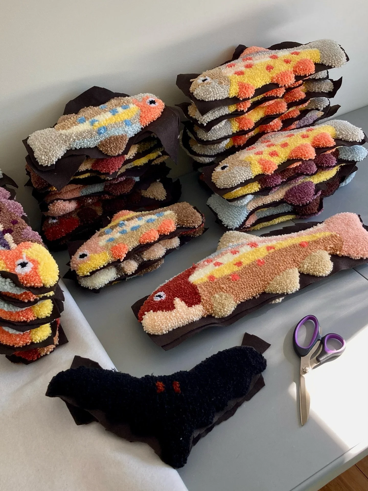 La vie &agrave; l&rsquo;atelier ces derniers jours, &agrave; pr&eacute;parer des commandes personnalis&eacute;es et des nouveaux produits qui seront disponibles d&egrave;s ce soir 19h sur la boutique en ligne! 🌻 

-

Life in the studio these last fe