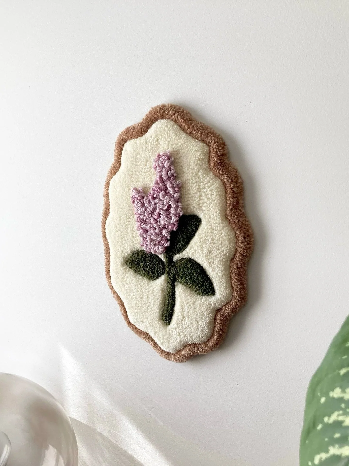 D&eacute;licates fleurs de lilas, un clin d&rsquo;&oelig;il &agrave; la tendance d&eacute;co France Cottage, plein de charme discret et de belles imperfections.

DIsponible dans la boutique en ligne

-

Delicate lilac flowers, a nod to the France Cot