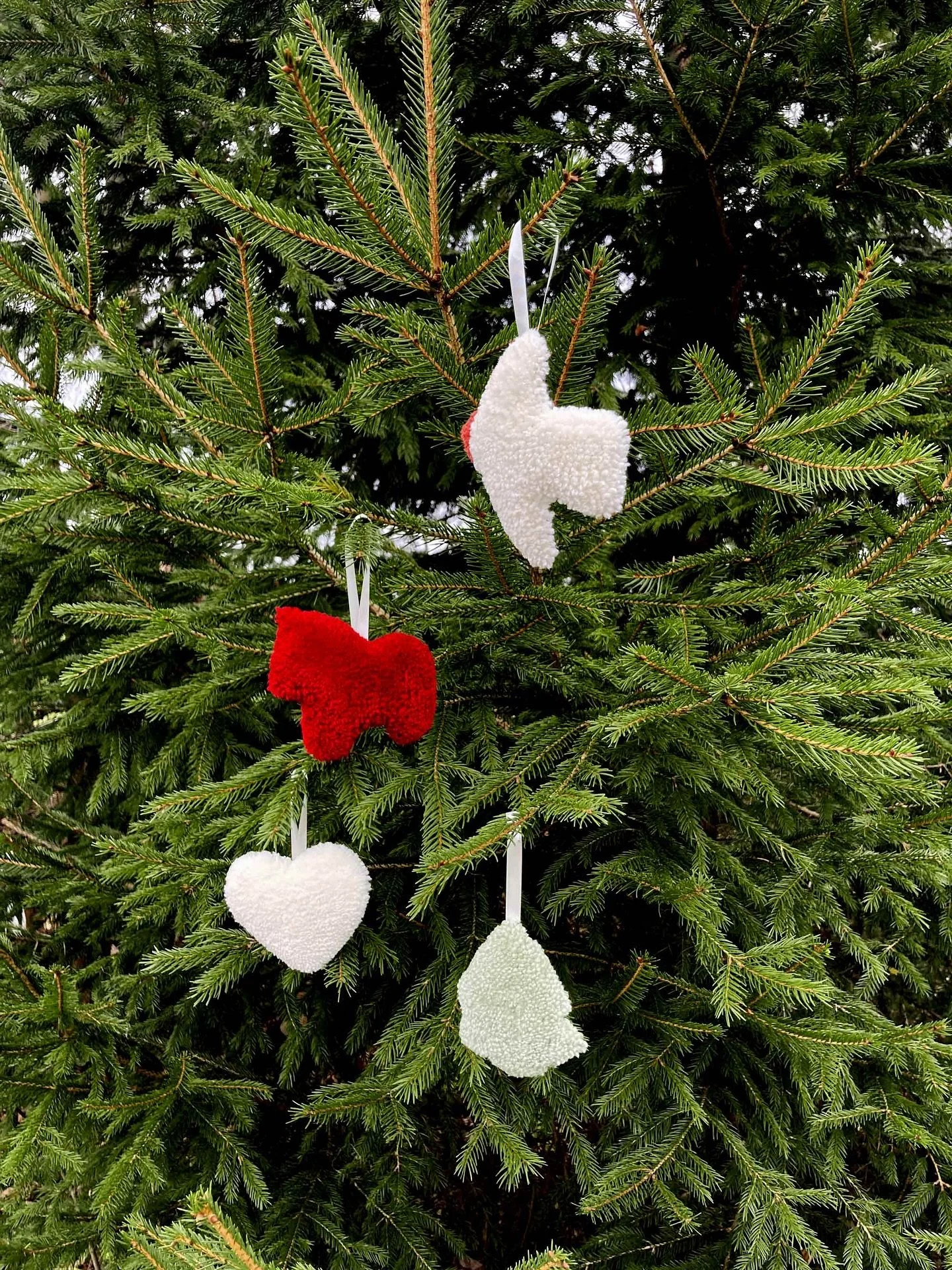 L&rsquo;esprit de No&euml;l s&rsquo;installe doucement, alors que les journ&eacute;es raccourcissent et que les arbres se d&eacute;nudent, nous invitant &agrave; cr&eacute;er un cocon chaleureux pour les jours froids qui approchent.

Voici nos 3 ense