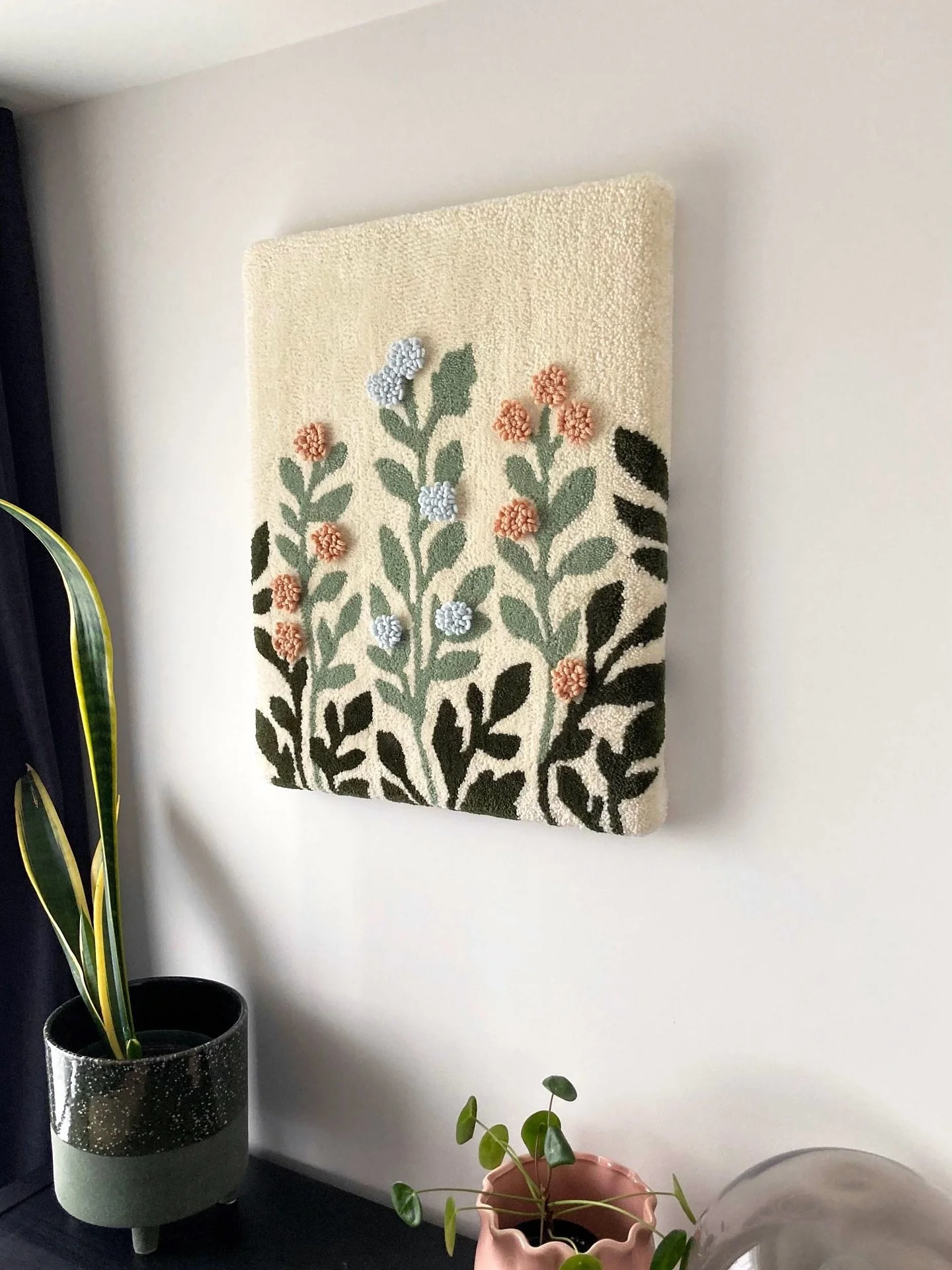 Un d&eacute;licat champ de fleurs sauvages 🌼 Jouer avec les hauteurs ajoute une dimension suppl&eacute;mentaire &agrave; cette &oelig;uvre murale personnalis&eacute;e. Merci &agrave; ma cliente pour sa patience et pour cette magnifique commande ! 🫶