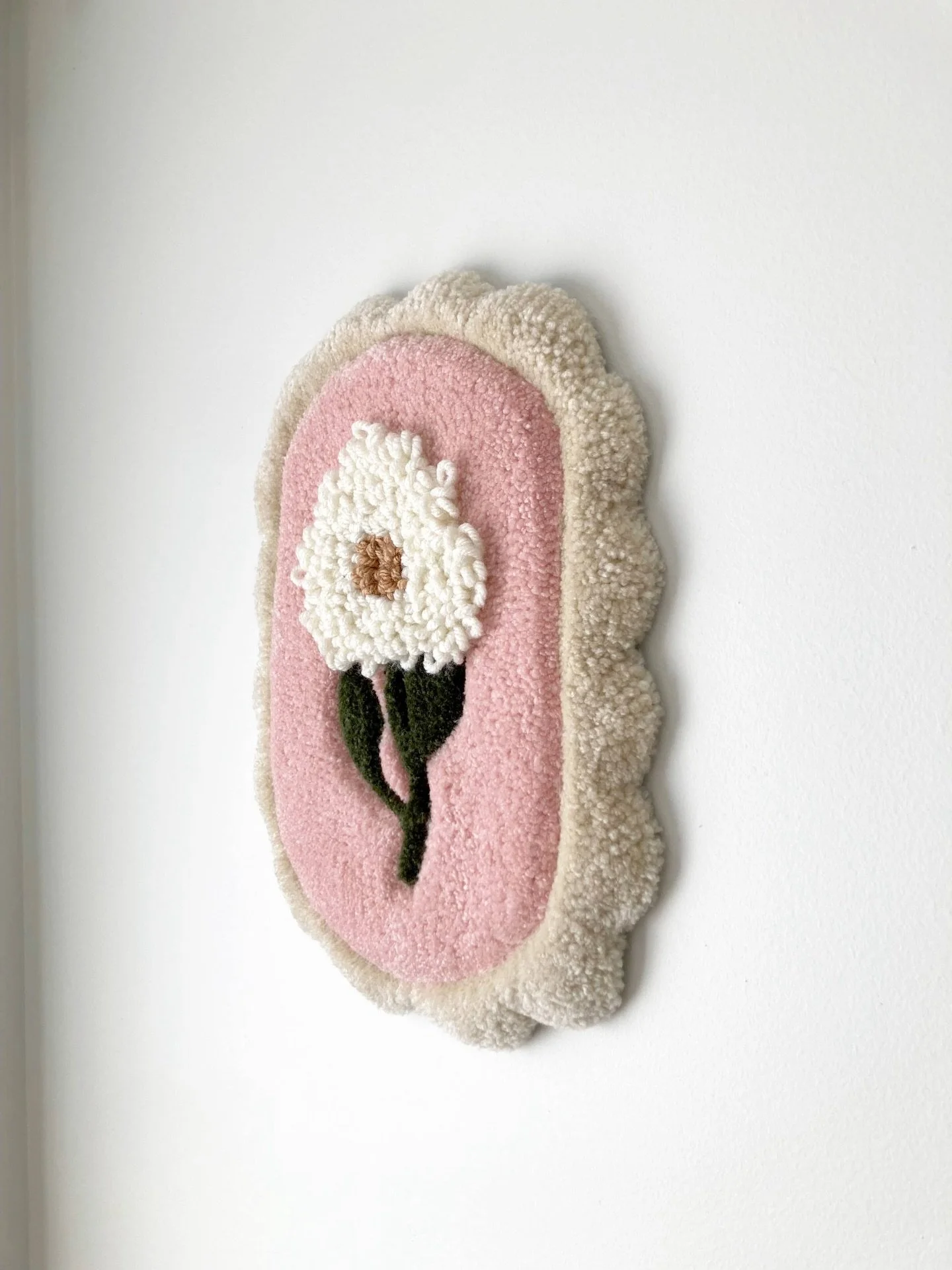 Une petite fleur blanche en attendant le printemps 🤍

#textileartist #tapestry #englishcountryhouse