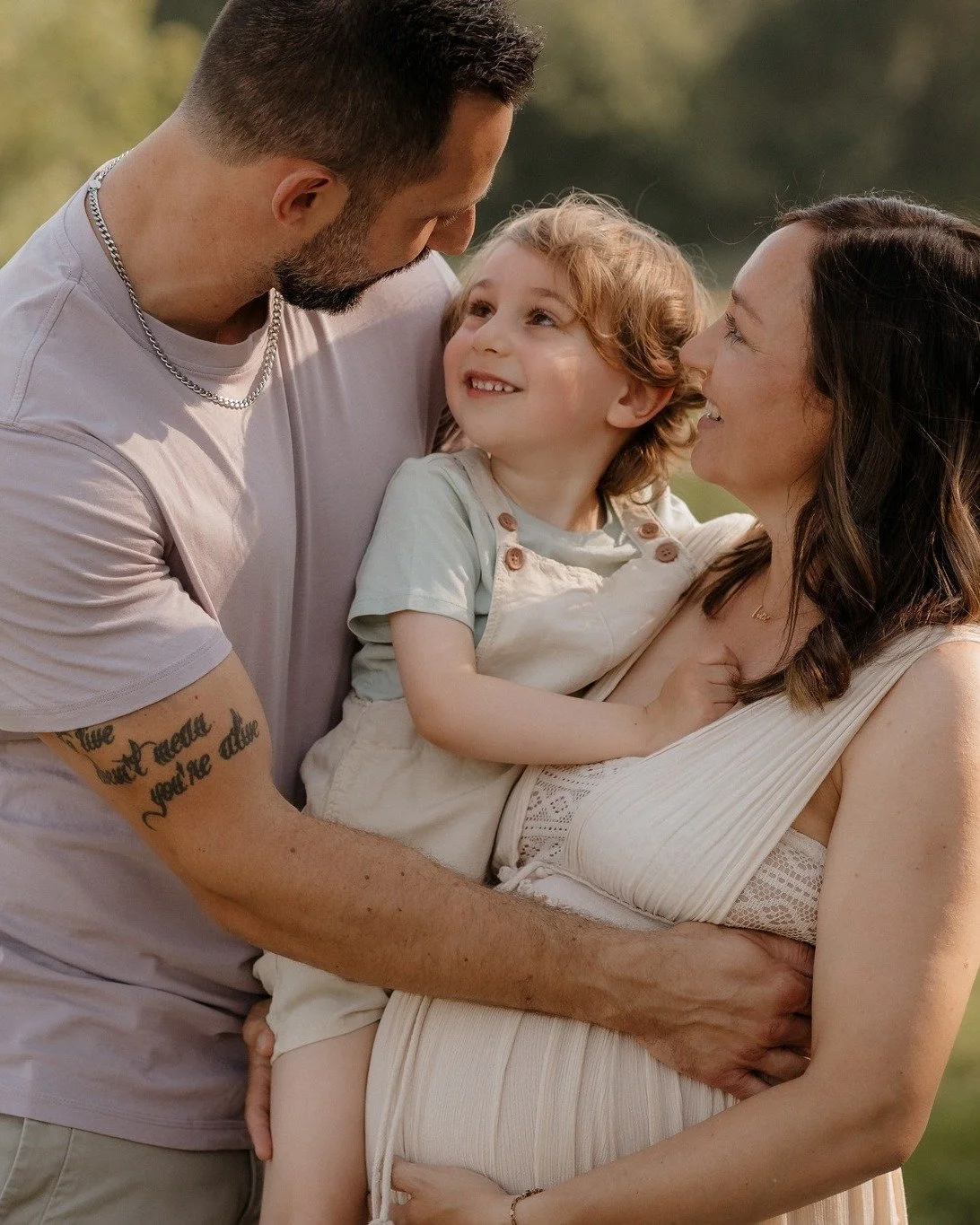 Wieso ist die Kleidung so wichtig? 

1. damit eure Fotos zeitlos aussehen, ist es wichtig auch solche Farben und Kleidungsst&uuml;cke auszuw&auml;hlen. 

2. Bei mir steht IHR und eure Emotionen im Fokus. Deshalb sind schlichte Farben sehr wichtig, da