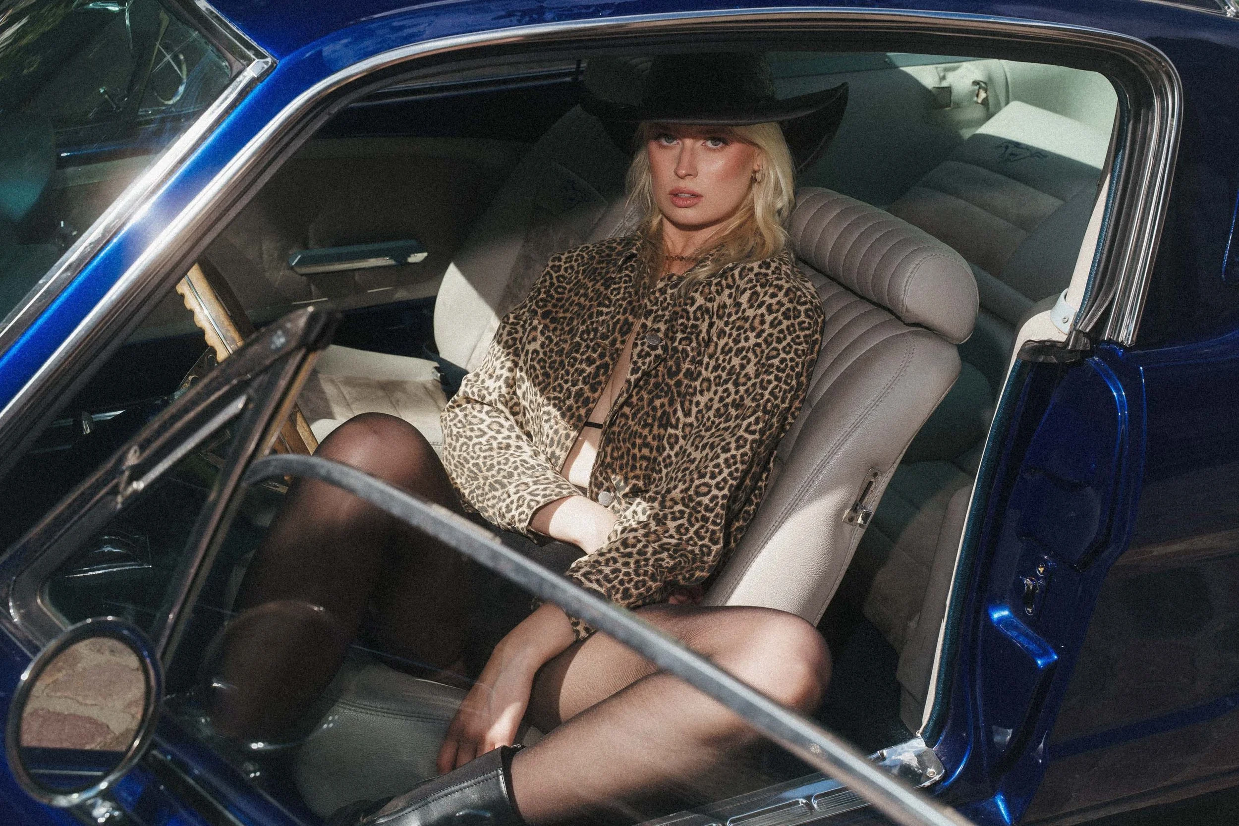 asmeninė fotosesija su automobiliu