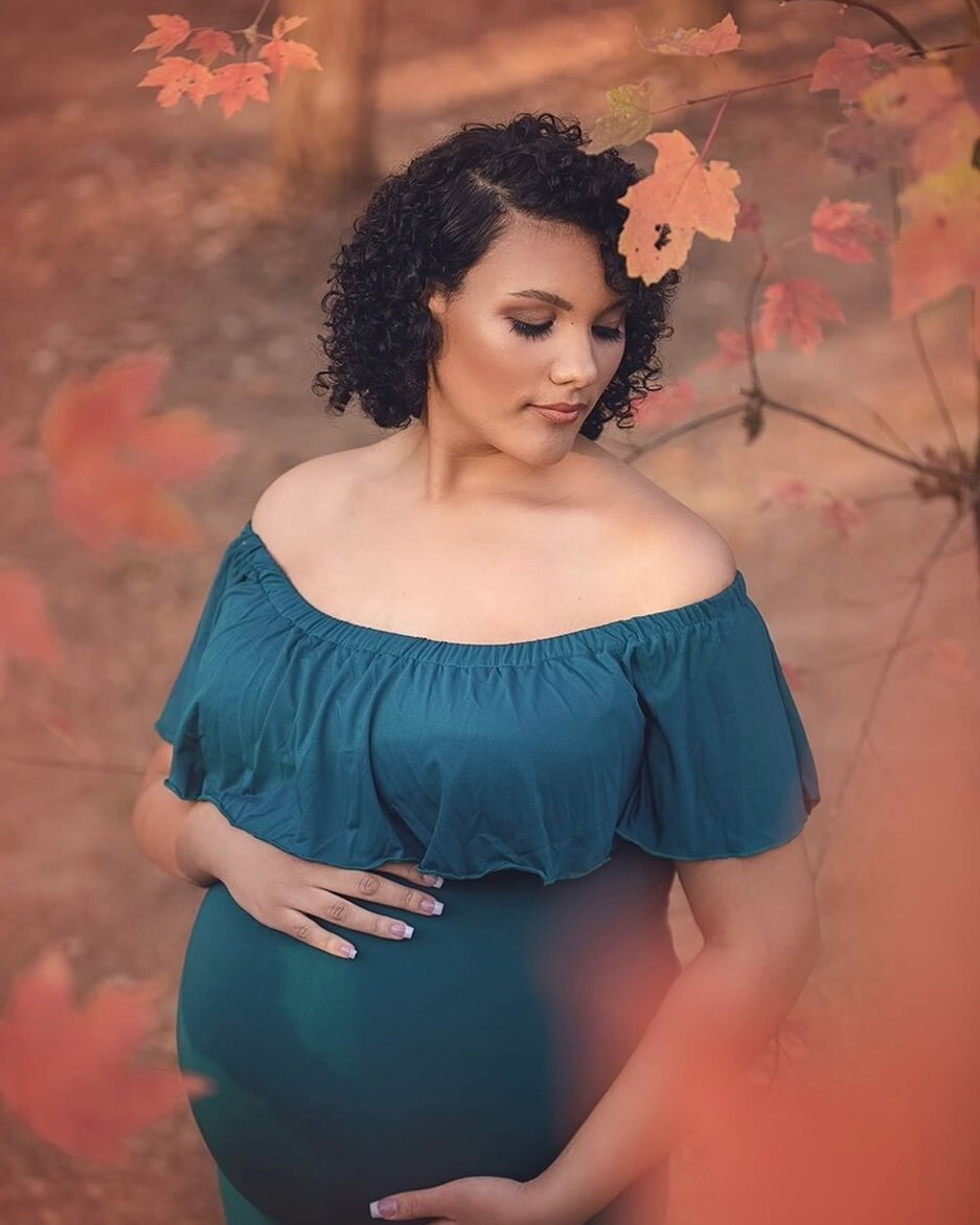 If you are considering a maternity shoot I HIGHLY recommend hiring a professional! Much like a wedding, maternity photos are a once in a lifetime opportunity! 

Head to my story to see what it looks like behind the phone lens VS. What a photographer 
