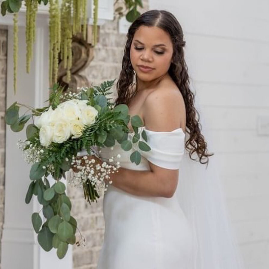 Some photos from my girl @gmakenzey wedding that I was so honored to get to be a part of! 🥰💄✨💕 
Glamming is always fun but glamming your friends for one of the biggest days of their lives is on a whole other level 🥺💕

📸: @michellebarclayphotogr