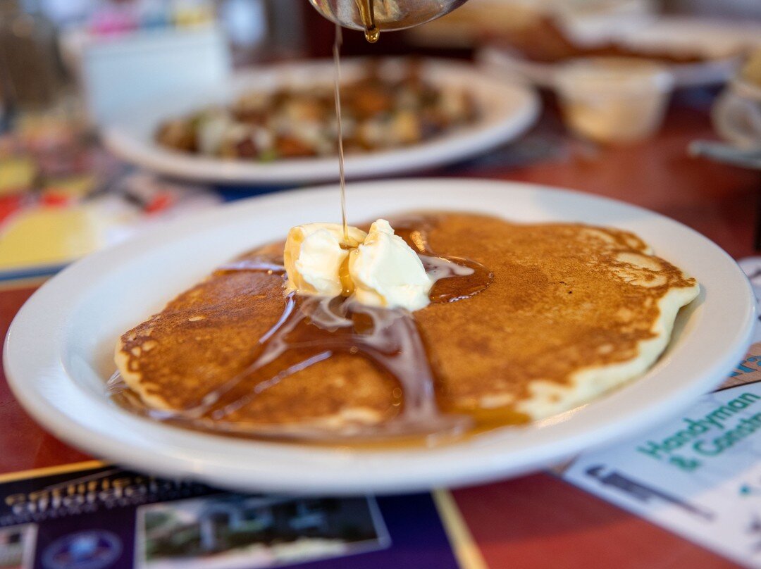 Steak &amp; Eggs, owned by brothers David and Jerry Mortazavi, has been open and serving Sapulpa and the surrounding areas for almost 30 years! 

Whether you're wanting a western omelet, chicken fried steak, waffles, pancakes, cheeseburger, or a deli