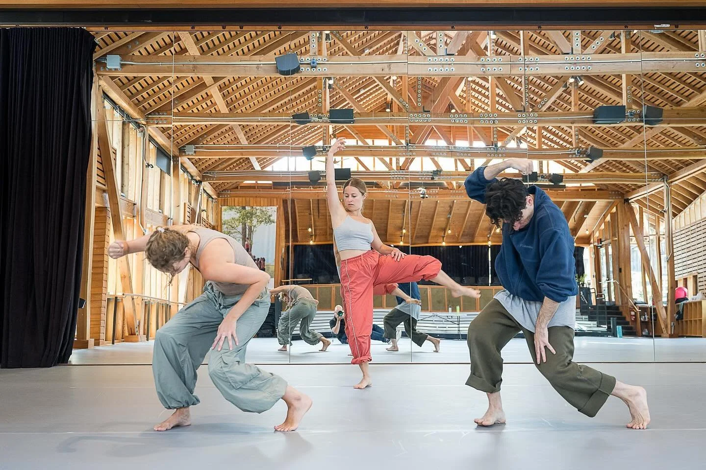 Qu&eacute; maravilla haber tenido un 2024 creando y gozando en el estudio 💫

Este fue uno de los ensayos en que empez&oacute; a tomar forma la nueva pieza que estoy creando; exploring and playing with @francesca_dominguezz and @joetennis_ at @jacobs