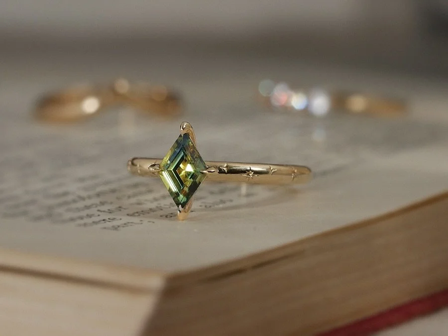 three/FIVE 🌿🍸🐉🌟✨

WHAT A SAPPHIRE. If you&rsquo;ve been following us for a while you&rsquo;ll know how much I love a sprinkle of side stones, but I had to let this incredible stone take centre stage on its own. This sapphire was an unbelievable f