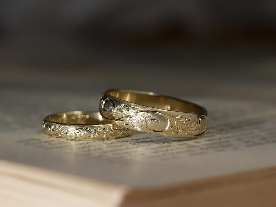 ⚜️🪞🕯️these rings are full of wonder, romance, and memories of a world lifted from the pages of a history book. Like unearthed pirate treasure! These wedding bands are right up my alley, thank you for the trust Rose &amp; Colin 🩷

Hand engraved wit