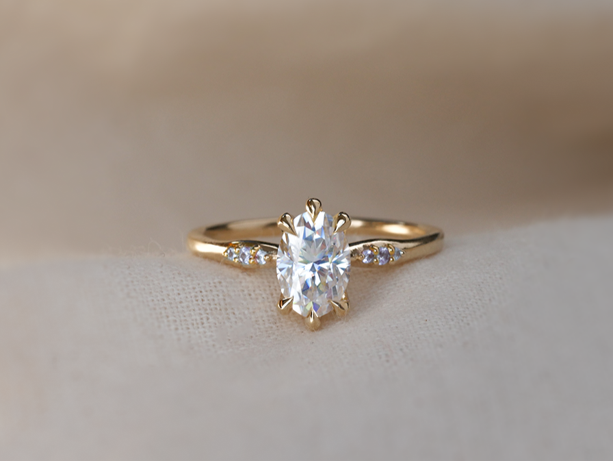 Oval Astra VI Ring