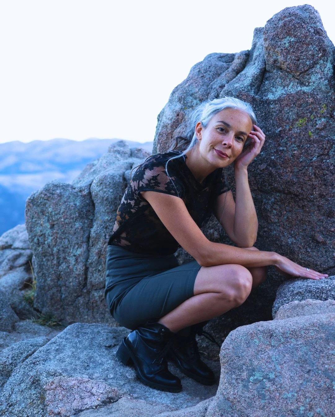 Freaky windy here today&hellip;please stay safe everyone! 🌬️

Looking forward to dancing with you soon as the winds die down and the year draws to a close. 🕯️

Tomorrow night, I&rsquo;m on from 1-2:45am sharing some of my favorite, deeper tracks be