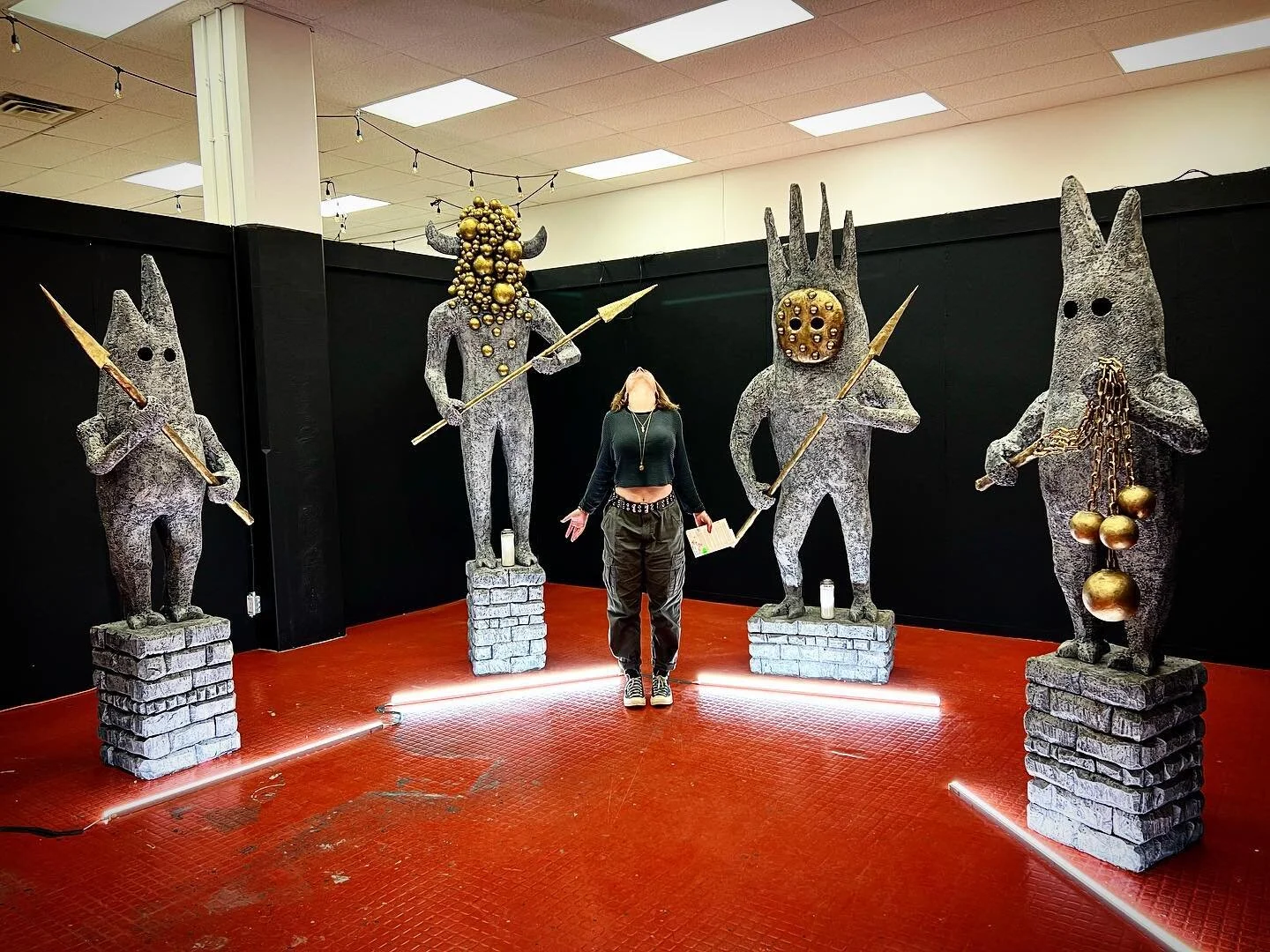 @summergeidlinger bringing it with @torinlangen sculptures in @44gaukelarts during @artspaywr #neverleavethehousewithoutabook #iheartmylibrary 

👹 🎨 🪨