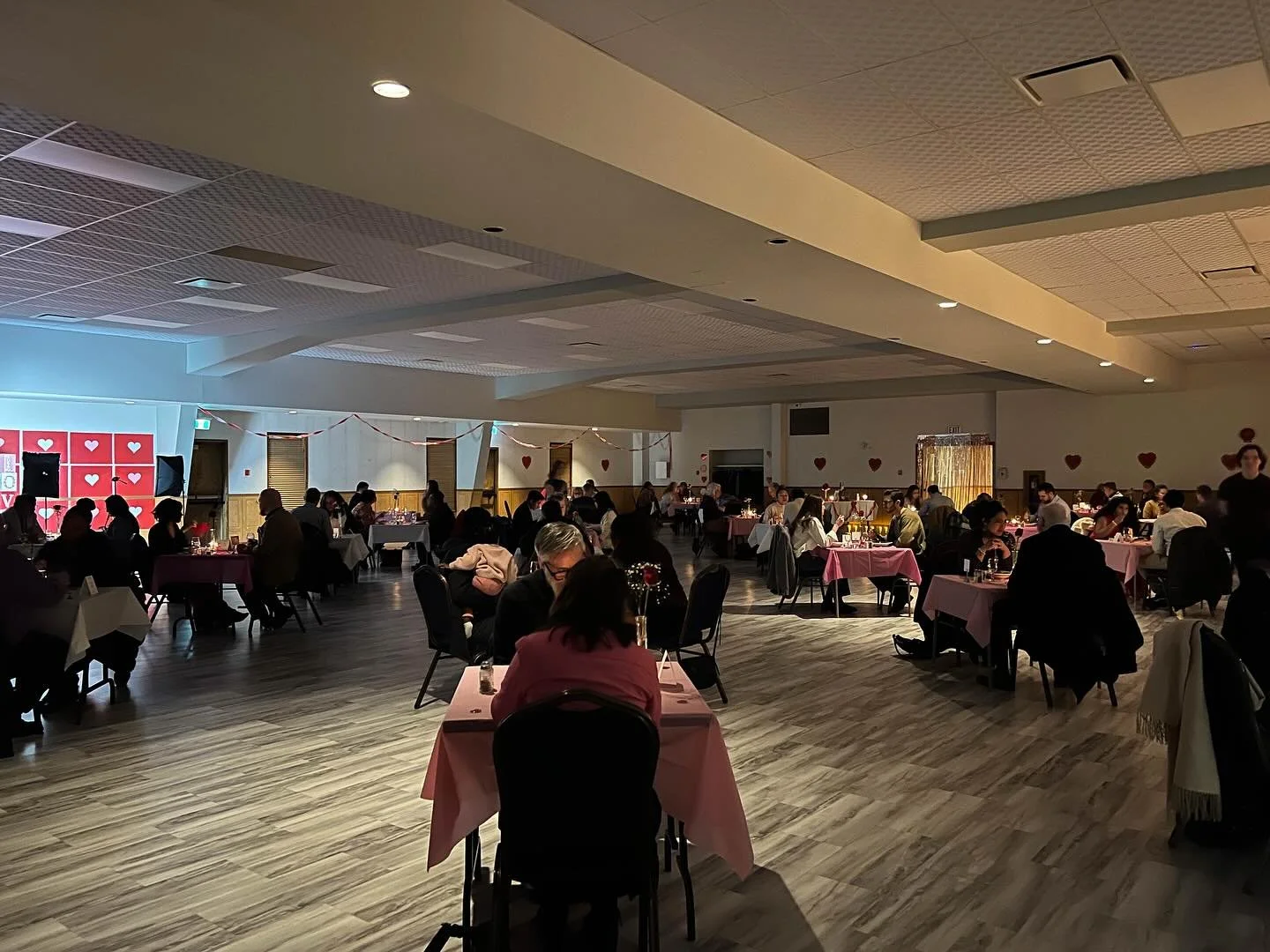 On Valentine’s Day, we had the pleasure of organizing an evening for couples. We offered mass, a talk on the Theology of the Body, and a romantic dinner.
We would like to thank Fr. Thiago, the parish priest of Our Lady of Fatima Parish, and Da