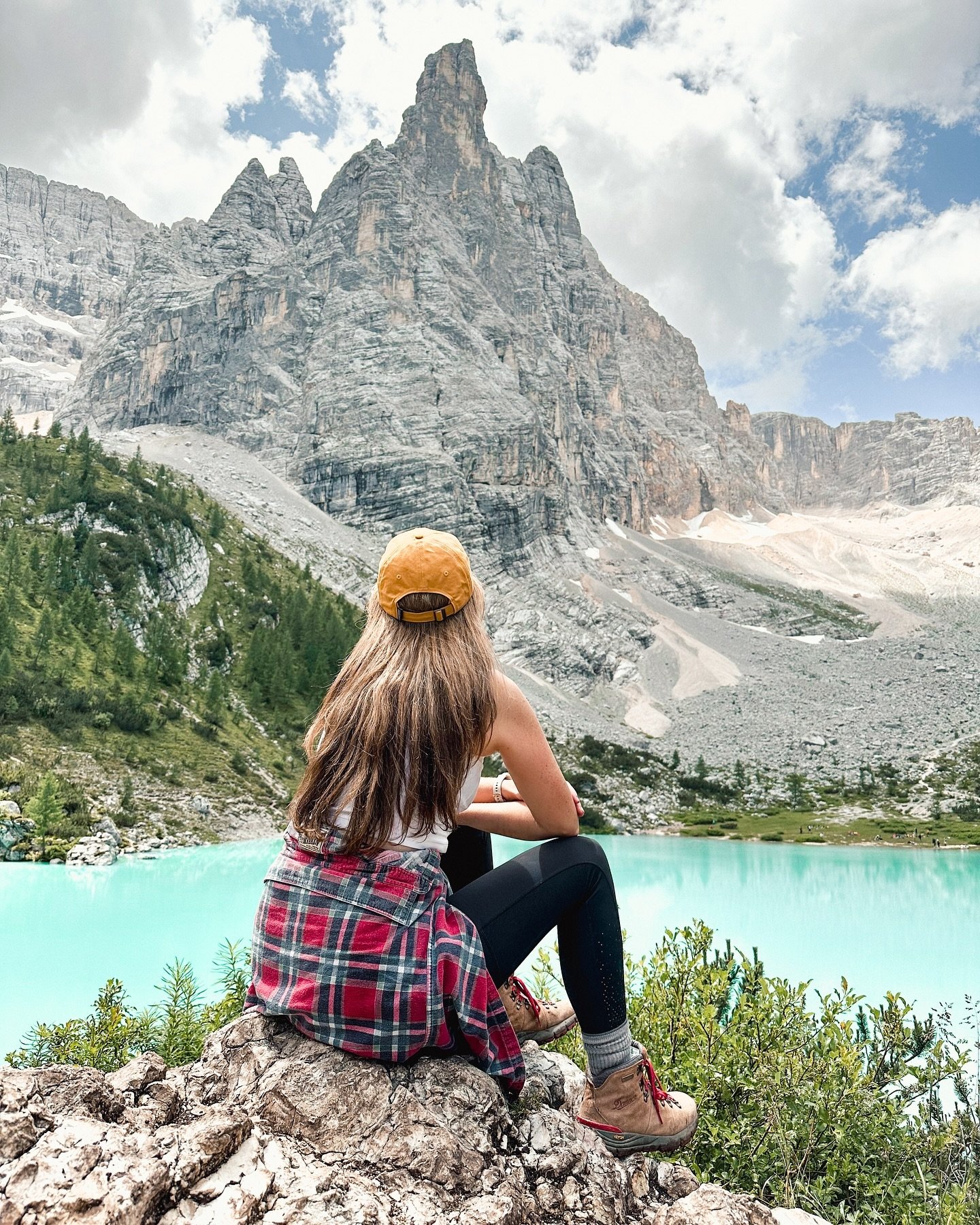 Day 5 in the Dolomites: Lago di Sorapis 🏞️
.
And the sun is back out! After barely seeing anyone else in the Lagazuoi Tunnnels, the Lago di Sorapis was defintely a lot more well known - it was veryyyy busy. 
Our fault though as instead of heading ou