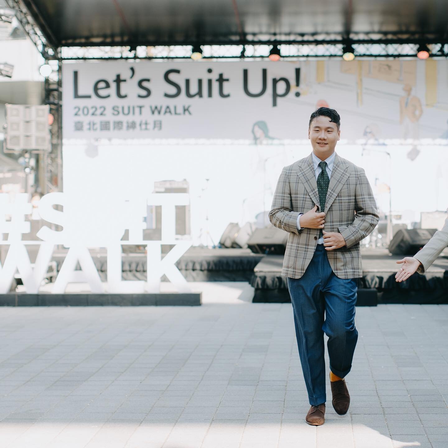 2022 Suitwalk GQ官方攝影之阿翰穿西裝

Photographer ｜Danny Hsu
Event｜2022 Suit walk
Organizer｜@gqtaiwan
Artist｜@hanhanpovideo 
Suits｜ @msmingshine 
Shoes ｜@oringoshoes 
.
.
.
#gqsuitwalk2022 #gqtaiwan #阿翰po影片 #msmingshine #suitwalk #letssuitup #阿翰穿西裝 #suitup #臺