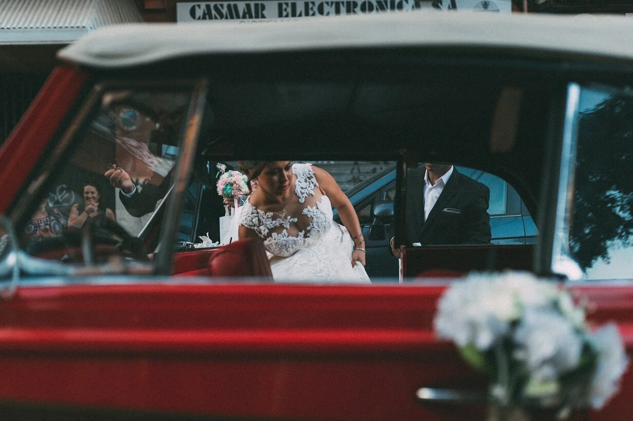 fotografía novia subiendo a coche