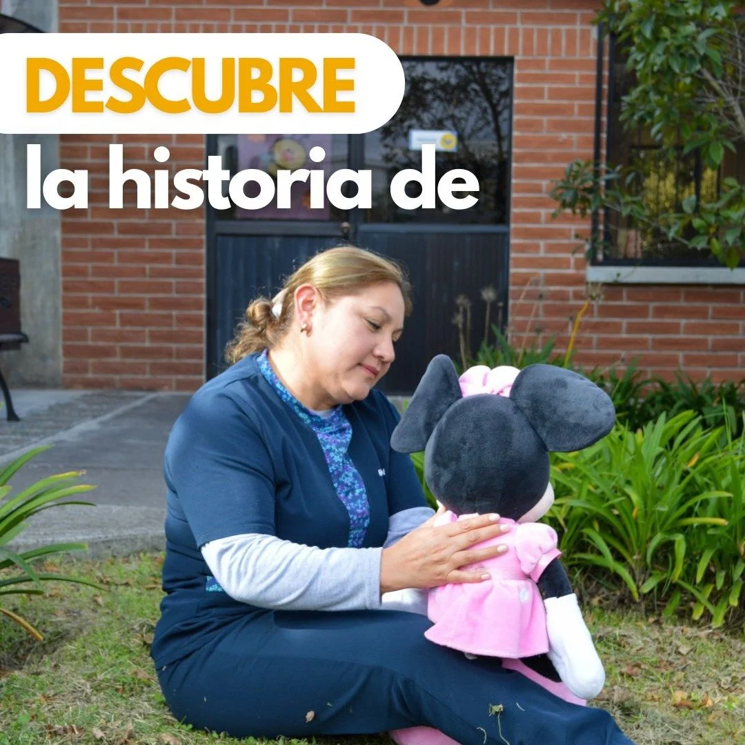 A Valeria le encanta jugar a ser doctora. Con mucho cuidado, acomoda a sus peluches en fila y los revisa con ternura, asegur&aacute;ndose de que cada uno se sienta seguro y cuidado.

Ella conoce muy bien la rutina de los hospitales, porque cada mes a