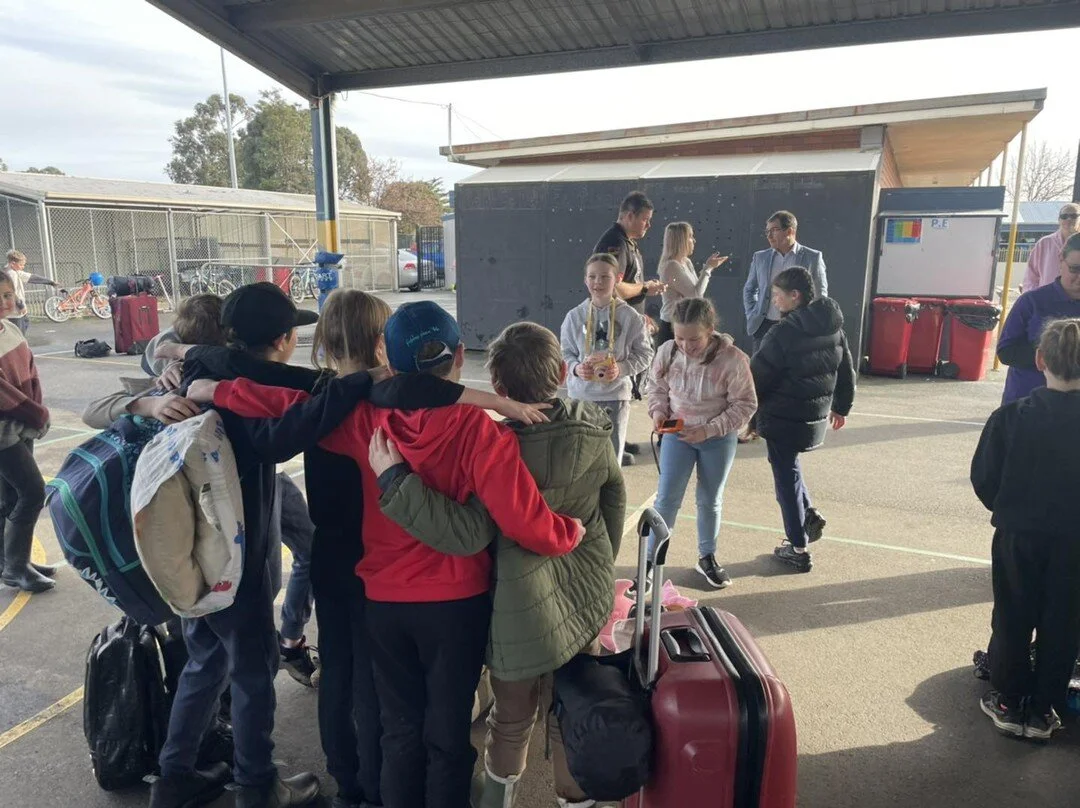 Hilarious moment&hellip;.. this is an image of my Mahli gathering her class mates around for a photo before school camp&hellip;&hellip; she looks at the back of the camera and says &ldquo;yea it&rsquo;s a great shot&rdquo; my goodness the 🍎 didn&rsq