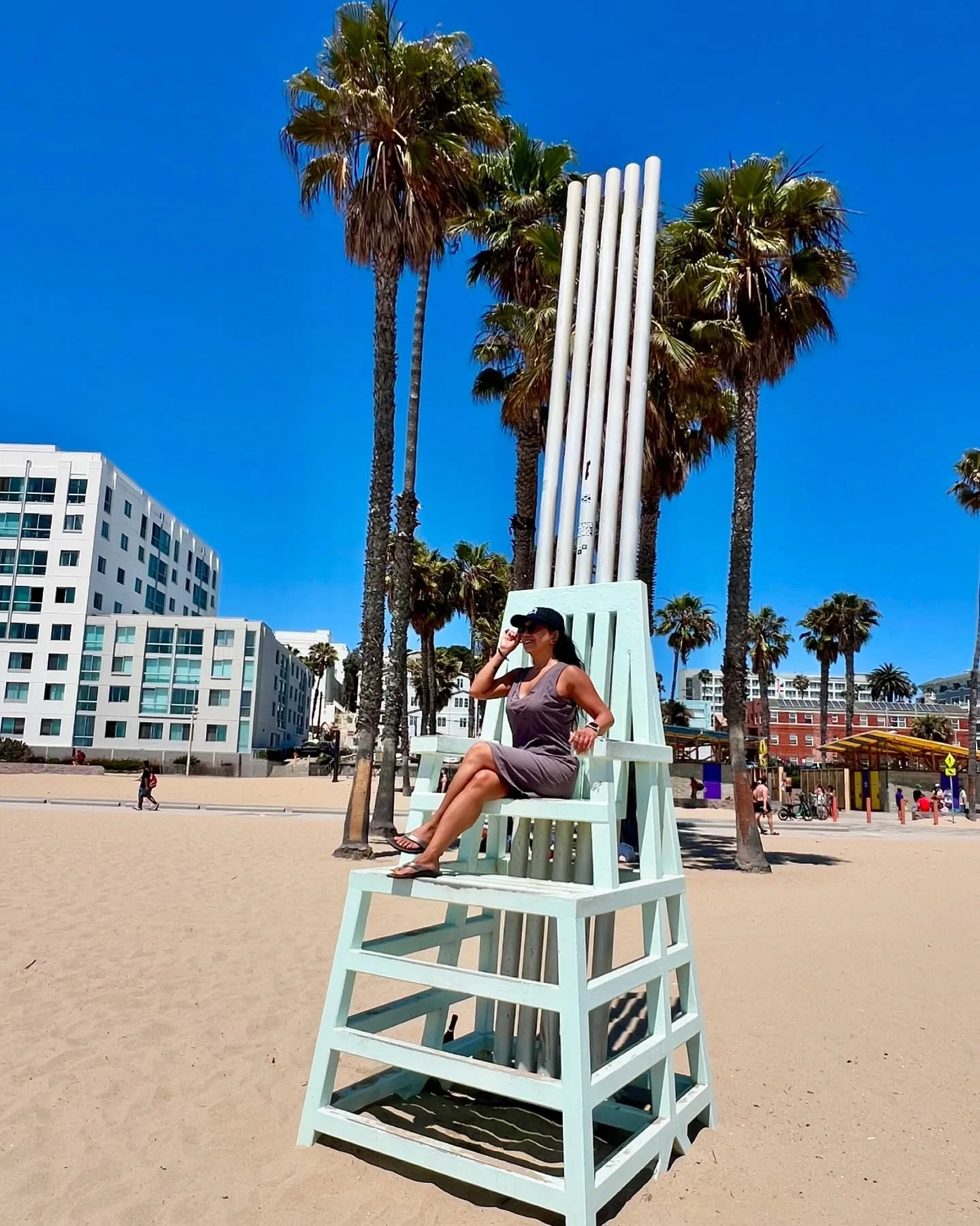 Summer vibes 🏖️☀️💖 @h5tolife
.
.
#activelife #over50 #experiencesoverthings #optoutside #hikersofinstagram #outdoors #santamonicabeach #beachvibes