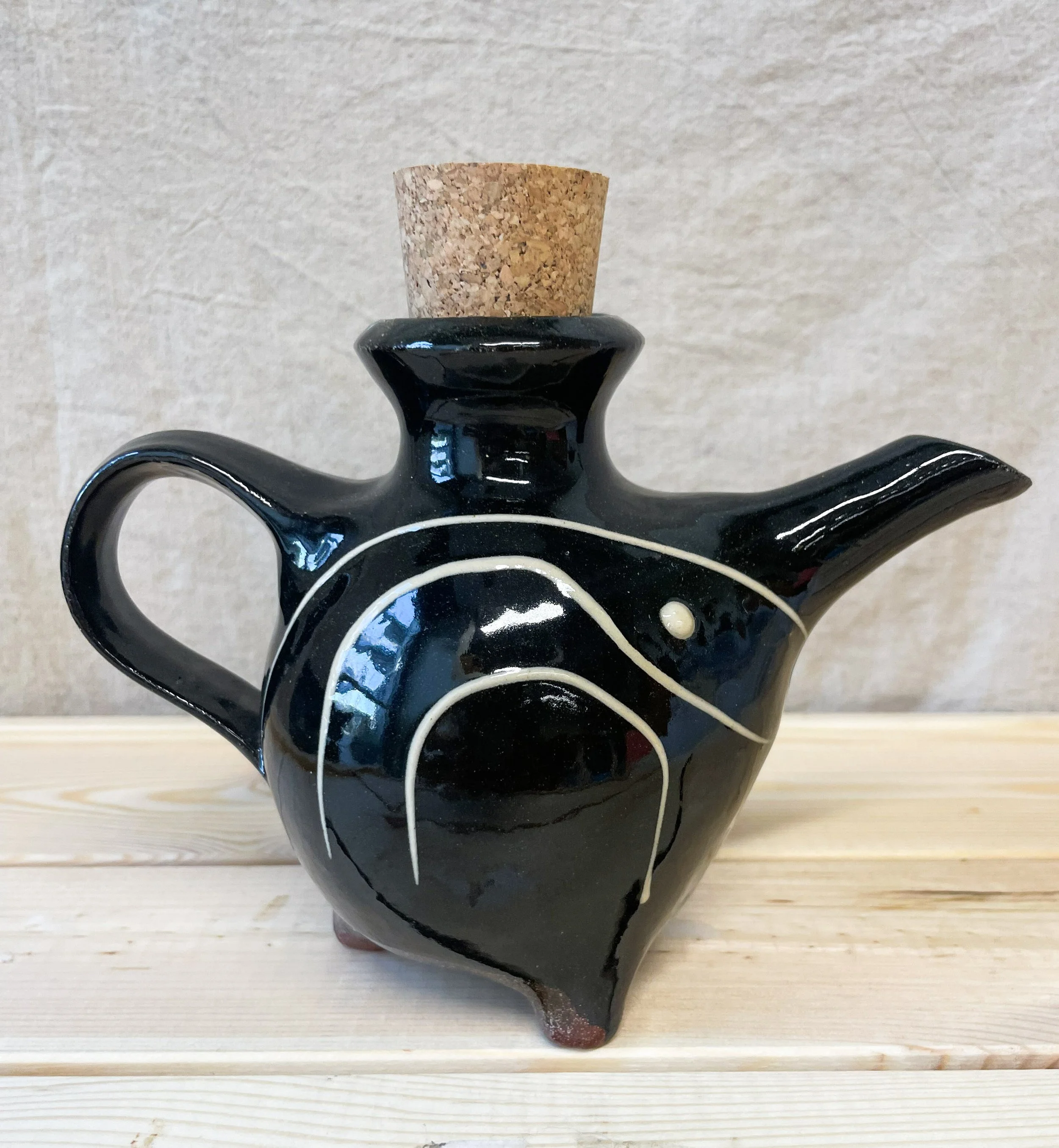 Black and white Oil pourer