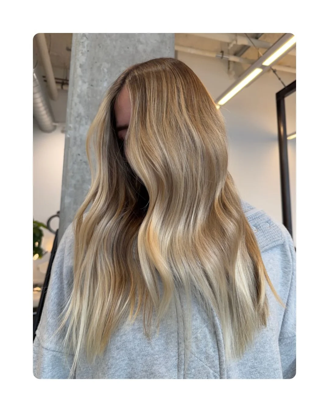 Lived in blonde moment ☀️ by @myhairbymadison 

🏷️ #livedinblondes #livedincolour #hairstylistnc #chapelhillsalon #hairgoals
