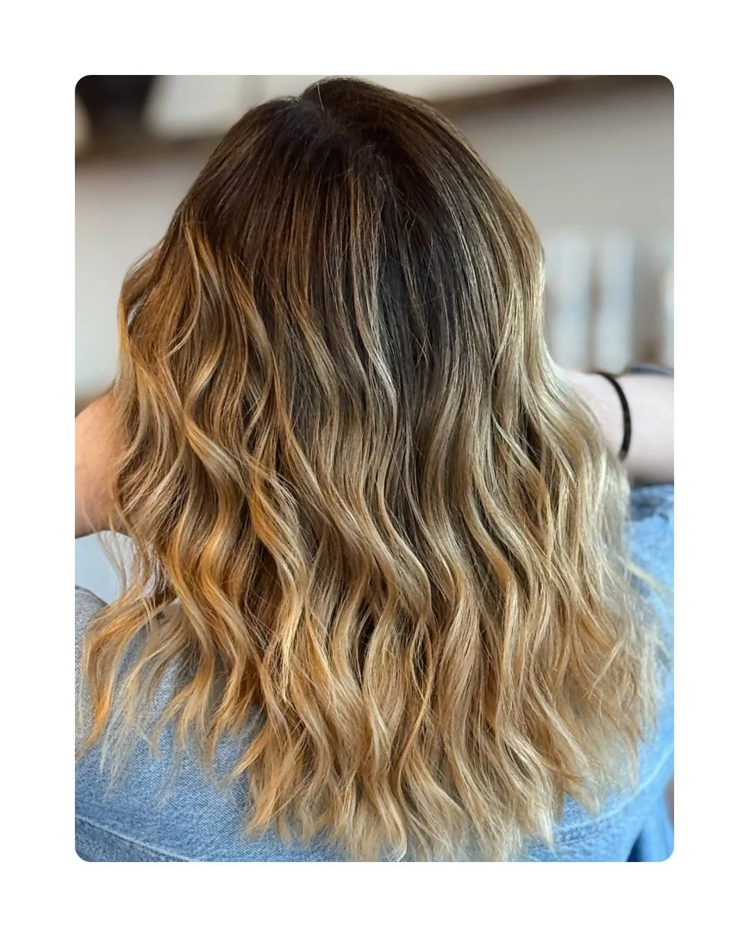 Oh 🍯 this hair transformation by @abbslassi ?! Unbelievable! 

A refresh &amp; balayage is truly the perfect combo @salontothewoods ! 

#honeyhair #balayage #chapelhillnc #hairsalonnc #tothewoods