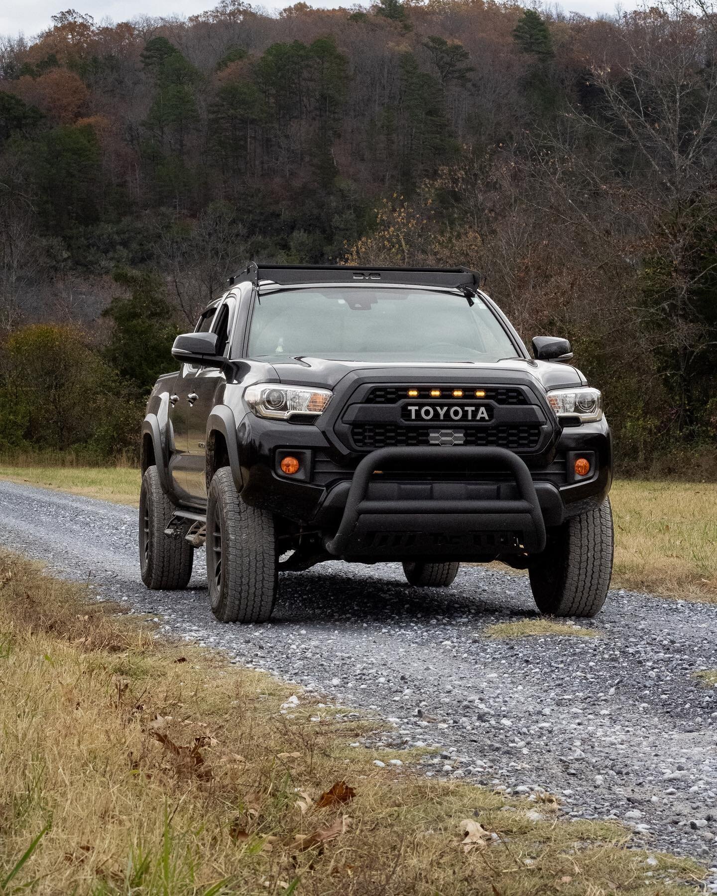 Halfway through the work week, ready to hit some trails this weekend 🤘

#overlanding #arkansas #offroad #toyota #tacoma #yotamafia #trd #countryroadstakemehome #itswednesdaymydudes #fsw #factorystylewheels #teameibach #runnin4tacos