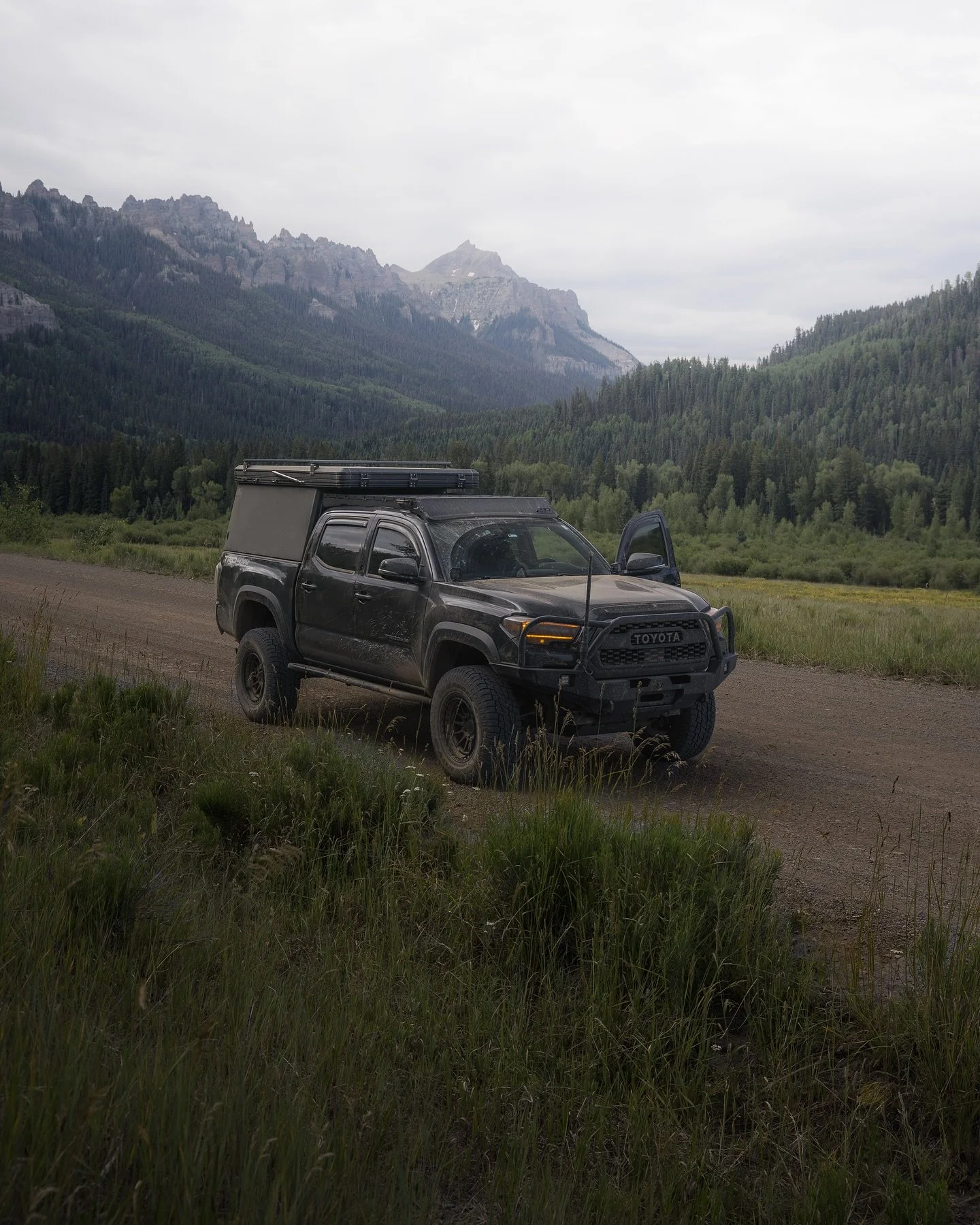 Cruising through the mountains ⛰️

It&rsquo;s crazy to me that some people just live here and this is their view every day.

#overlandtruck #toyotatacoma #overlandtacoma #toyotagram #truckcamper #adventure #coloradomountains