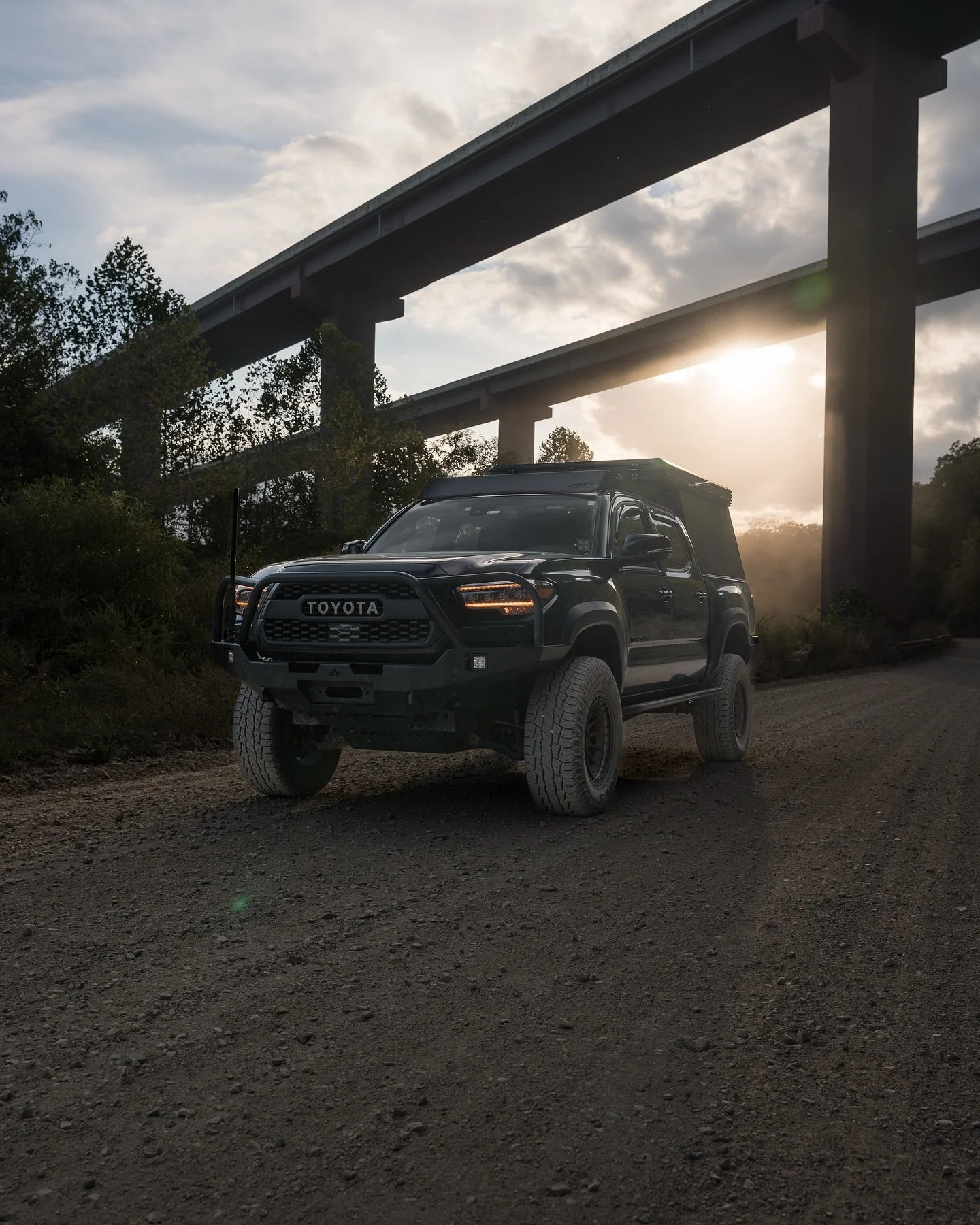 Looking forward to hanging out at @rendezvousintheozarks this weekend and showing off my Madix Camper. If you get a chance, come by and hang out with me and the @madixoutdoorscampers crew 🤘

#toyotatacoma #tacomaoffroadbuild #overlandbuild #truckcam