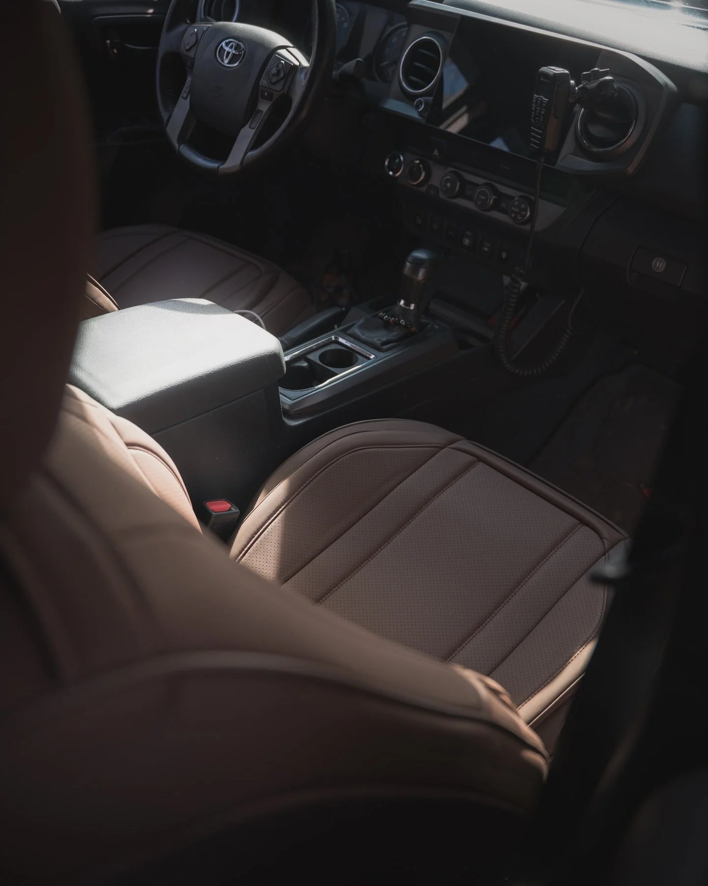 Interiors matter too ☕️, finally covered those gray cloth seats with these @coverlandusa seat covers. I love the brown seats on the Limited trim, so had to go with the dark brown color. I think it looks 👌

#toyotatacoma #carphotography #trucks #truc
