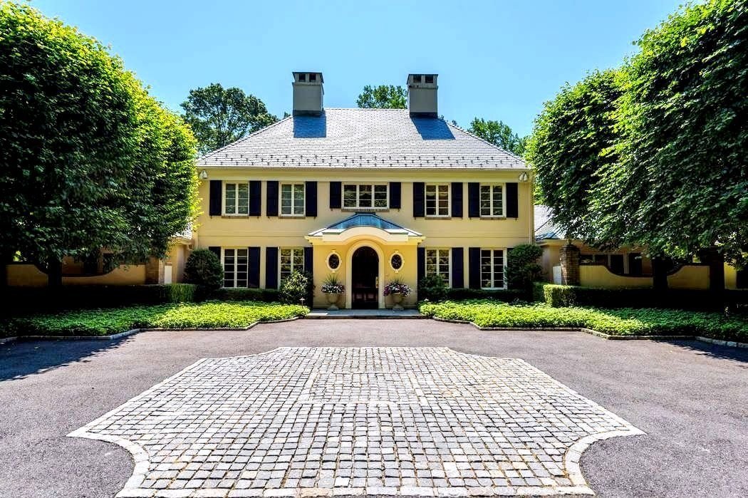 Levy-Greenwich-Front-Facade-Driveway-a-59C2AA92-56A0-C9AC-5556-FBF9B3697431_1050x700-a.jpg