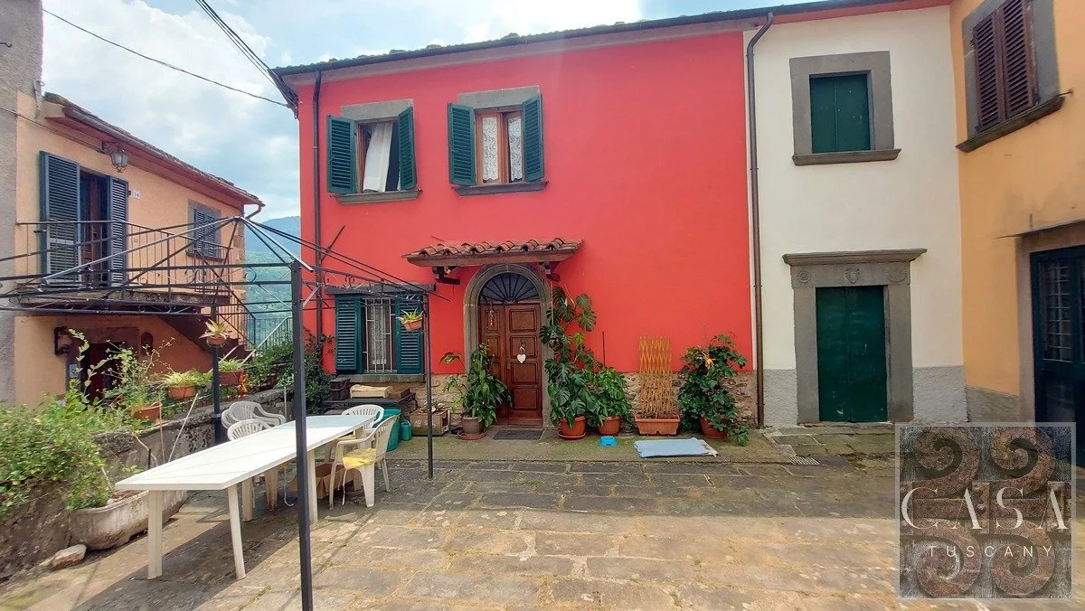 Tuscan-Village-House-with-Garden-for-sale-16.jpeg
