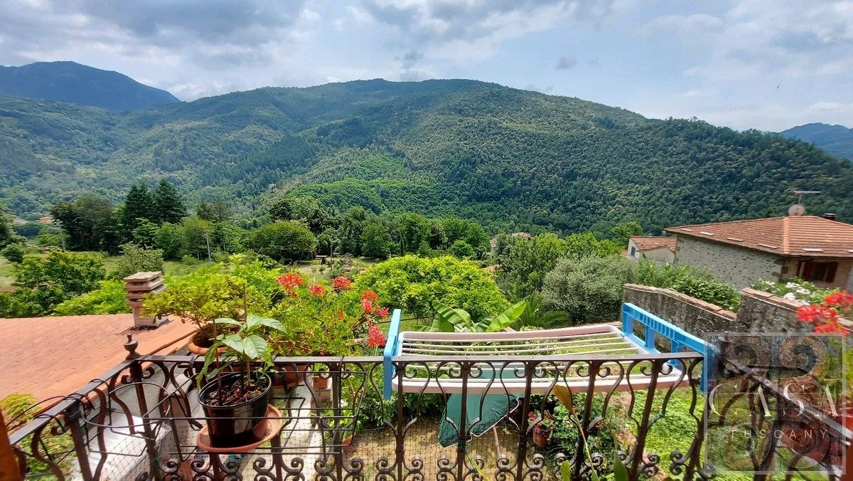 Tuscan-Village-House-with-Garden-for-sale-14.jpeg