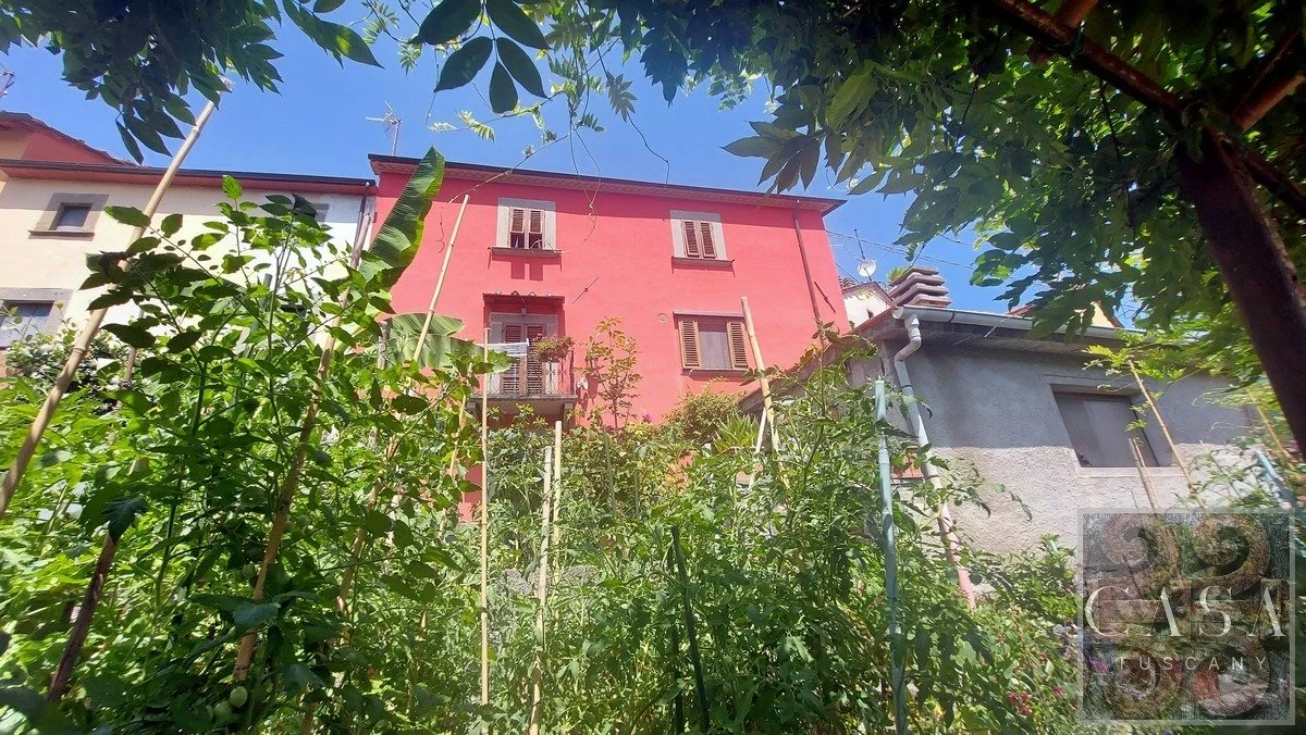 Tuscan-Village-House-with-Garden-for-sale-34.jpeg